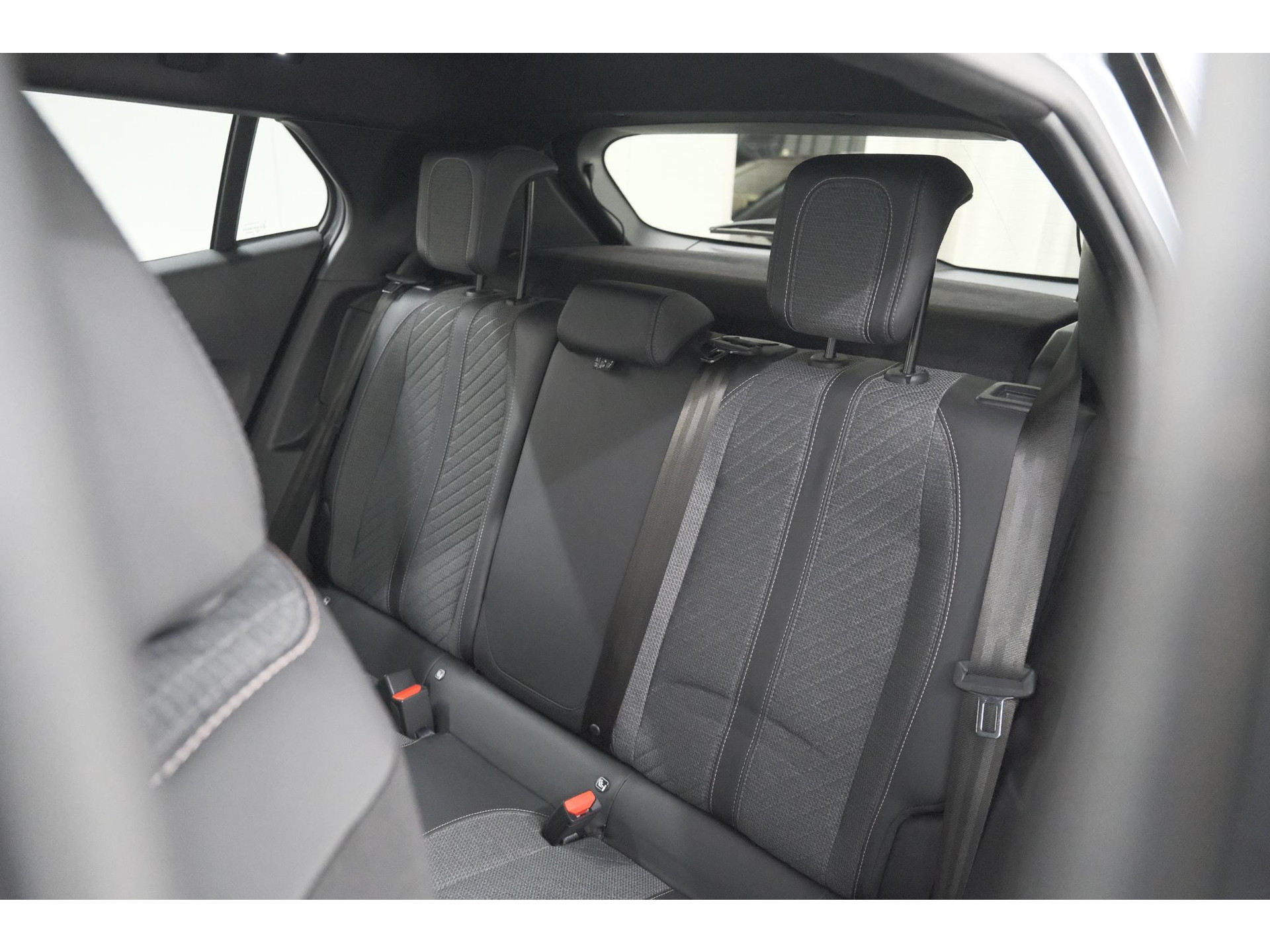 Peugeot e-2008 EV Allure 54 kWh | 97,9% SOH | 11 KW Lader | Apple Carplay | Parkeersensoren