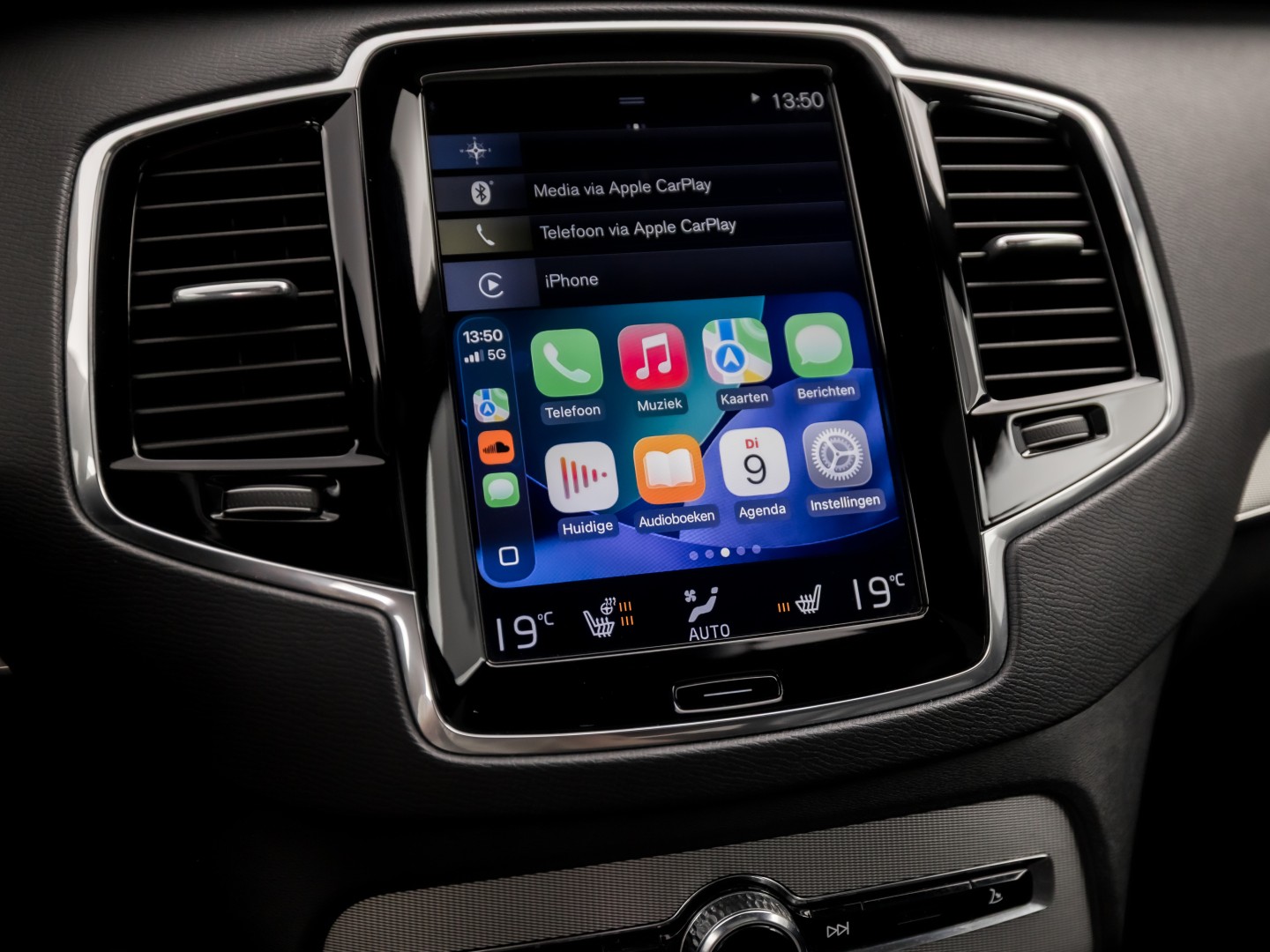 Volvo XC90 2.0 T8 Twin Engine AWD R-Design 7 Persoons 408Pk Automaat (PANORAMADAK, 1e EIGENAAR, LUCHTVERING, APPLE CARPLAY, BOWERS&WILKINS, HEAD-UP DISPLAY, STUUR/STOELVERWARMING, CAMERA, ELEK ACHTERKLEP, NIEUWSTAAT)