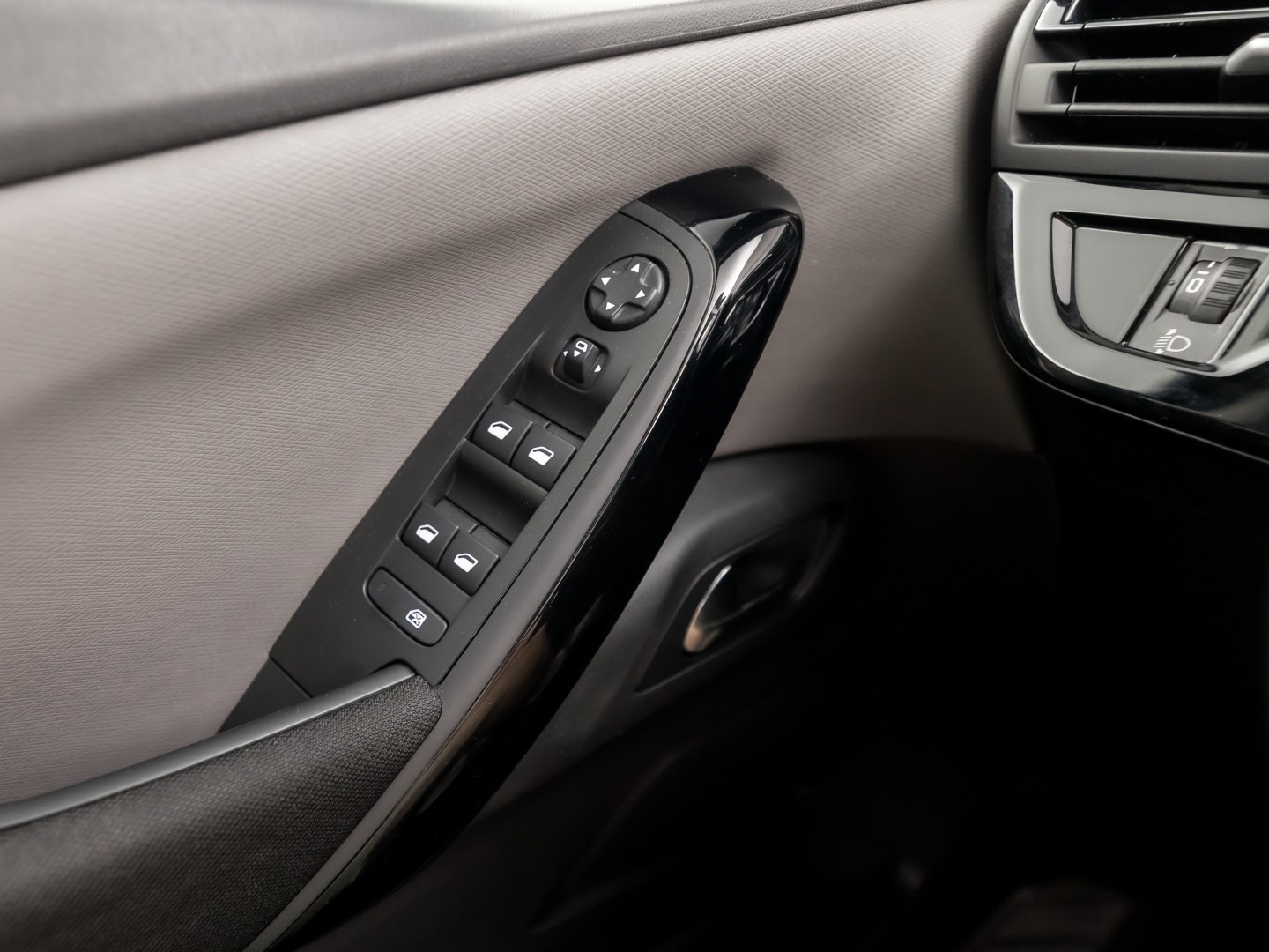 Citroën Grand C4 Spacetourer 1.2 PureTech Sport 7 Persoons Automaat 131Pk (APPLE CARPLAY, DB-RIEM VERVANGEN, GROOT NAVI, CAMERA, GETINT GLAS, TREKHAAK, NIEUWE APK, NIEUWSTAAT)