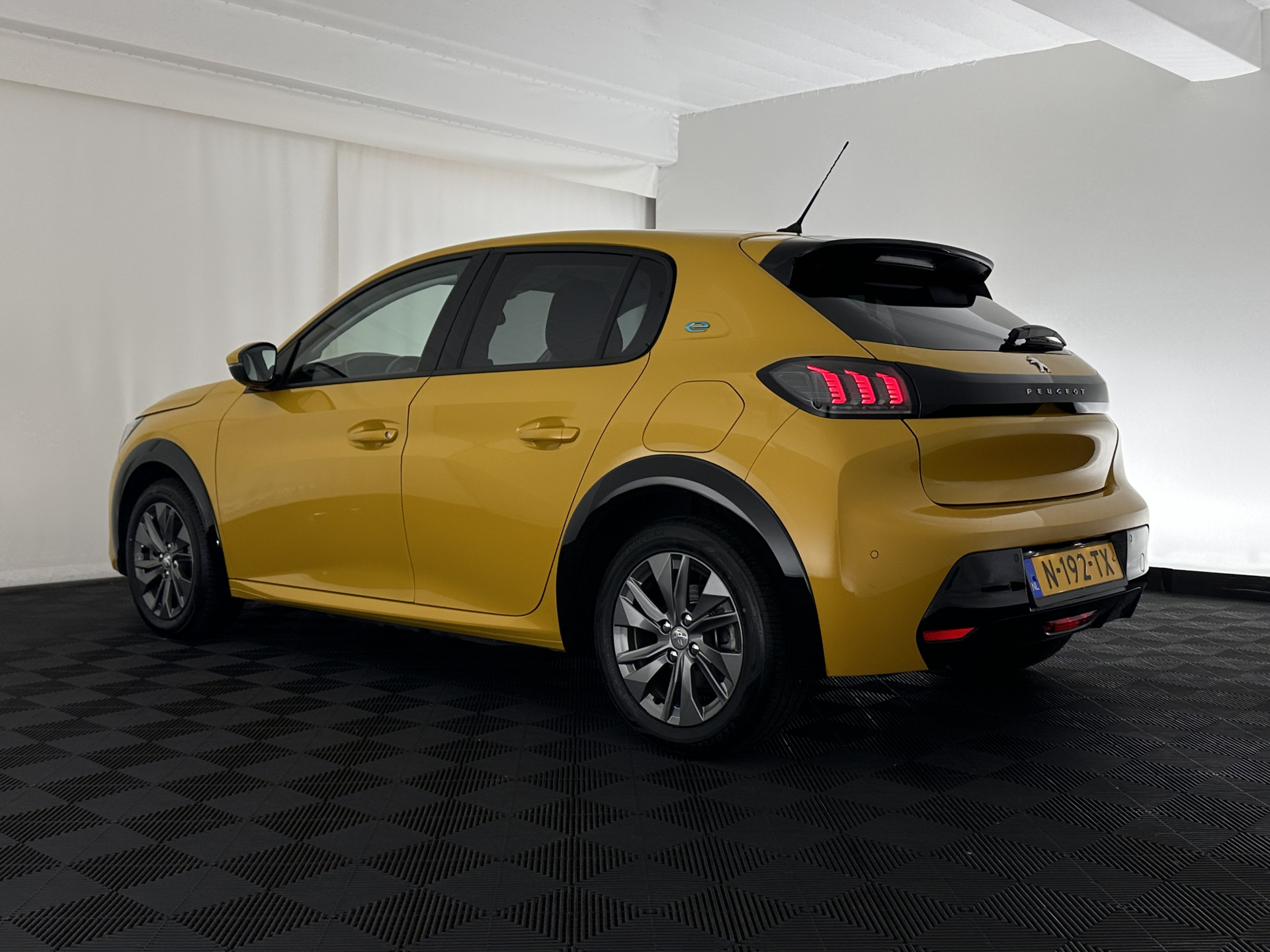 Peugeot e-208 EV Allure Pack 50 kWh (3-Fase-11kW) {SOH-89%} Aut.*HEATPUMP | LEATHER-FABRIC | FULL-LED | DIGI-COCKPIT | BLINDSPOT | CAMERA | AMBIENTLIGHT | NAVI-FULLMAP | LANE-ASSIST | KEYLESS | DAB | PRIVACYGLASS | HEATED-SPORTSEATS | CARPLAY | 16"ALU