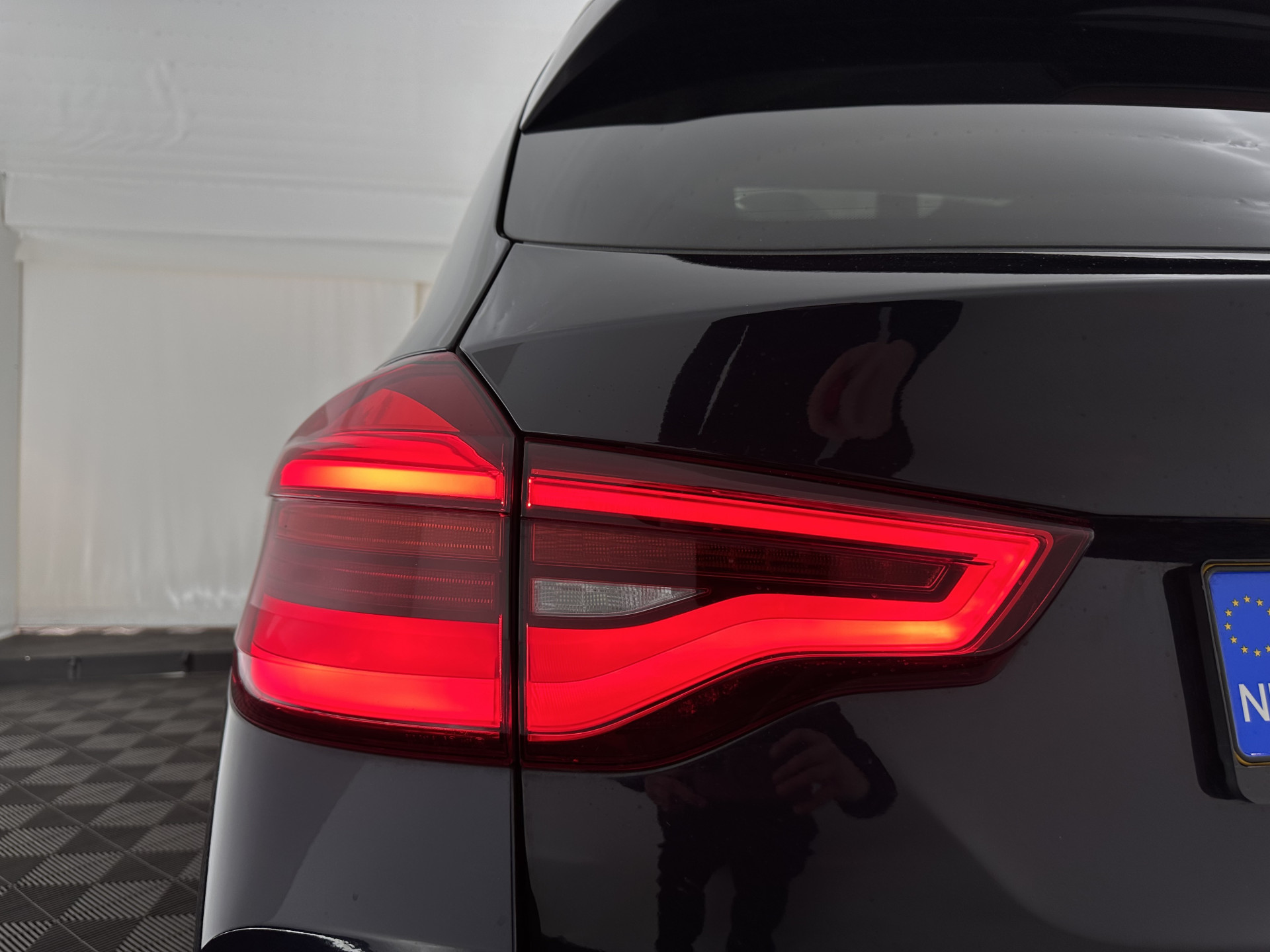 BMW iX3 High Executive 80 kWh [ 3-Fase-11kW ] {SOH-98%} (INCL-BTW) Aut. *PANO | LEATHER | HARMAN/KARDON | FULL-LED | BLINDSPOT | MEMORY-PACK | DIGI-COCKPIT | HEATED-SPORTSEATS | KEYLESS | TOPVIEW | DAB+ | NAVI-FULLMAP | HEAD-UP | PRIVACY-GLASS | .