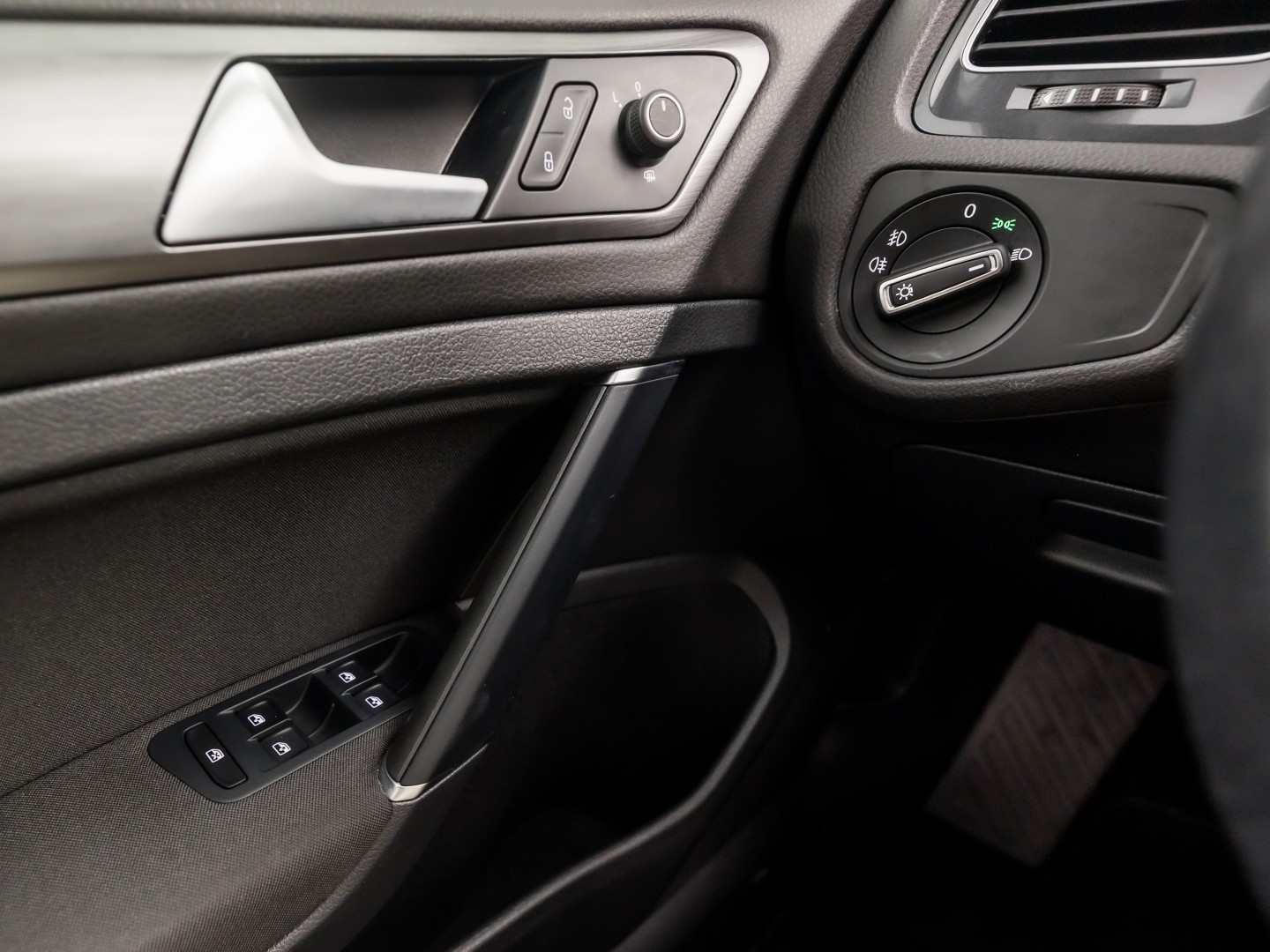 Volkswagen Golf 1.0 TSI Sportline (APPLE CARPLAY, GROOT NAVI, ALCANTARA, DYNAMISCHE KNIPPERLICHTEN, SPORTSTOELEN, STOELVERWARMING, ADAPTIVE CRUISE, PARKEERSENSOREN, NIEUWSTAAT)