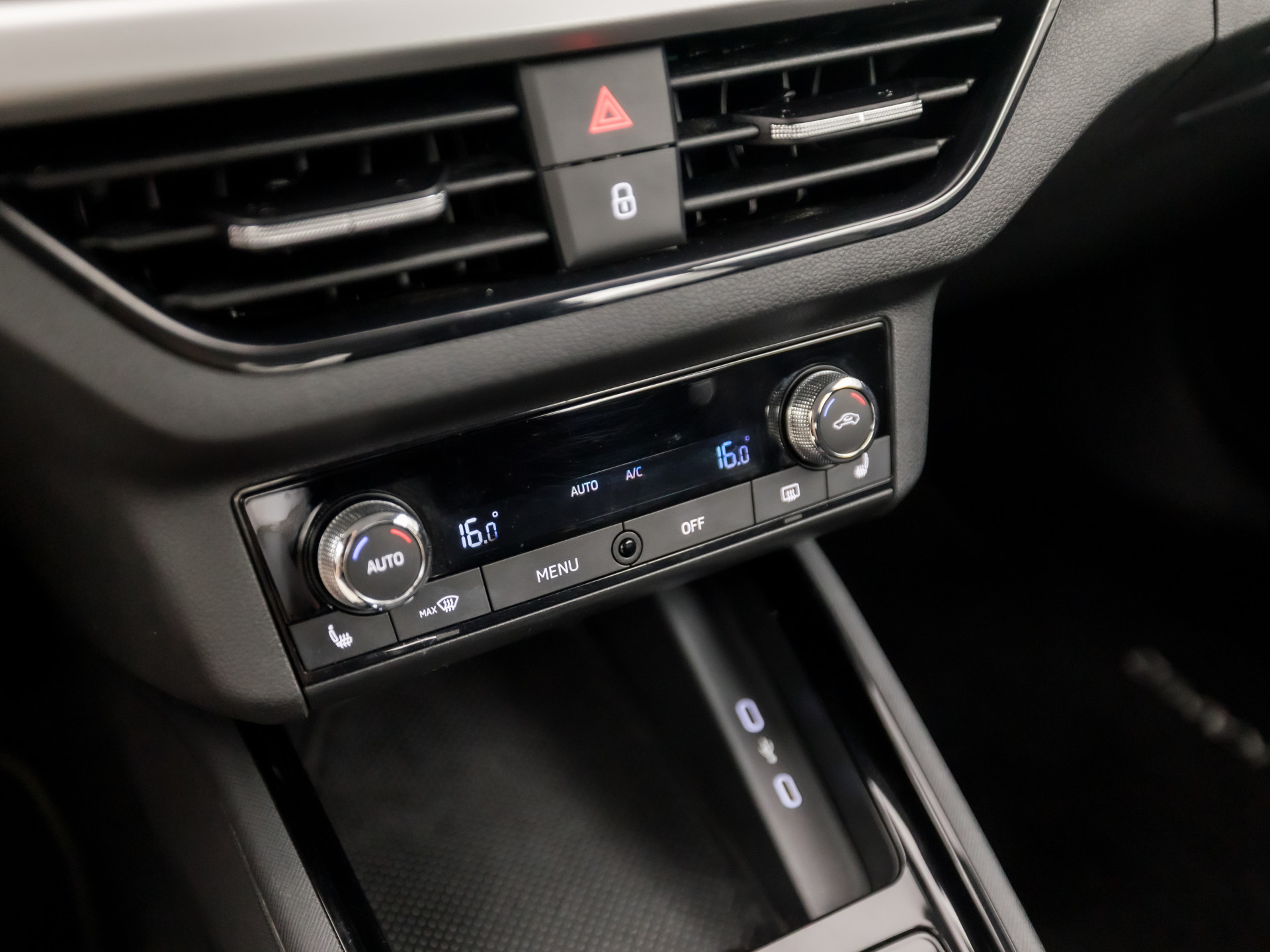 Škoda Kamiq 1.0 TSI Ambition Sport Automaat (APPLE CARPLAY, GROOT NAVI, CLIMATE, GETINT GLAS, STOELVERWARMING, SPORTSTOELEN, PARKEERSENSOREN, GETINT GLAS, NIEUWSTAAT)