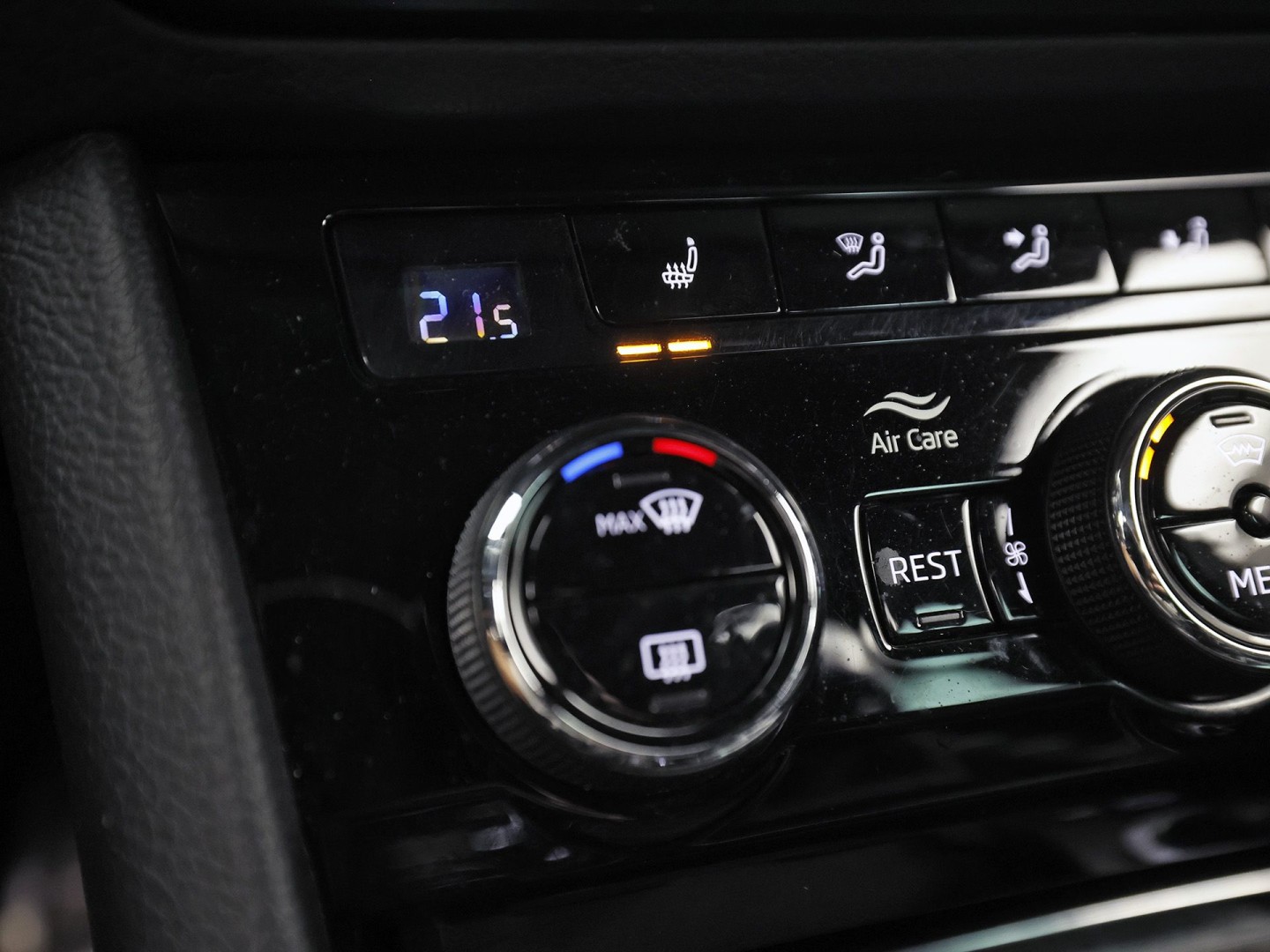 ŠKODA Superb Combi 1.4 TSI iV Sportline 218Pk Automaat (VIRTUAL COCKPIT, SOH 90,5%, APPLE CARPLAY, MEMORY SEATS, STOELVERWARMING ACHTER, GETINT GLAS, ADAPTIVE CRUISE, SFEERVERLICHTING, NIEUWE APK, NIEUWSTAAT)