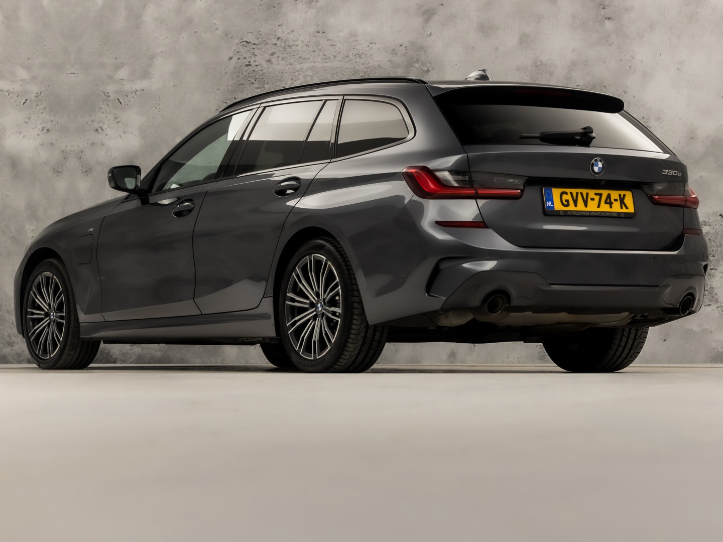 BMW 3 Serie 330e M Sport High Executive 292Pk Automaat (PANORAMADAK, M PAKKET, APPLE CARPLAY, CAMERA, LEDER/ALCANTARA, SFEERVERLICHTING, GETINT GLAS, ELEK ACHTERKLEP, STOELVERWARMING, NIEUWSTAAT)
