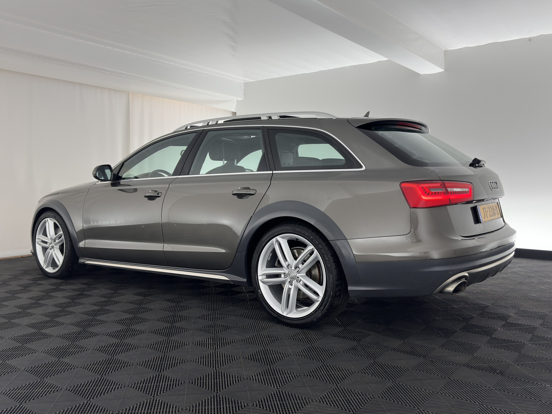 Audi A6 Allroad Quattro 3.0 TDI Aut. *PANO | LEATHER | BI-XENON | BOSE-SURROUND-SYSTEM |  NAVI-FULLMAP | HEATED-COMFORTSEATS | ECC | AIRSUSPENSION | PDC | CRUISE | 18''ALU*