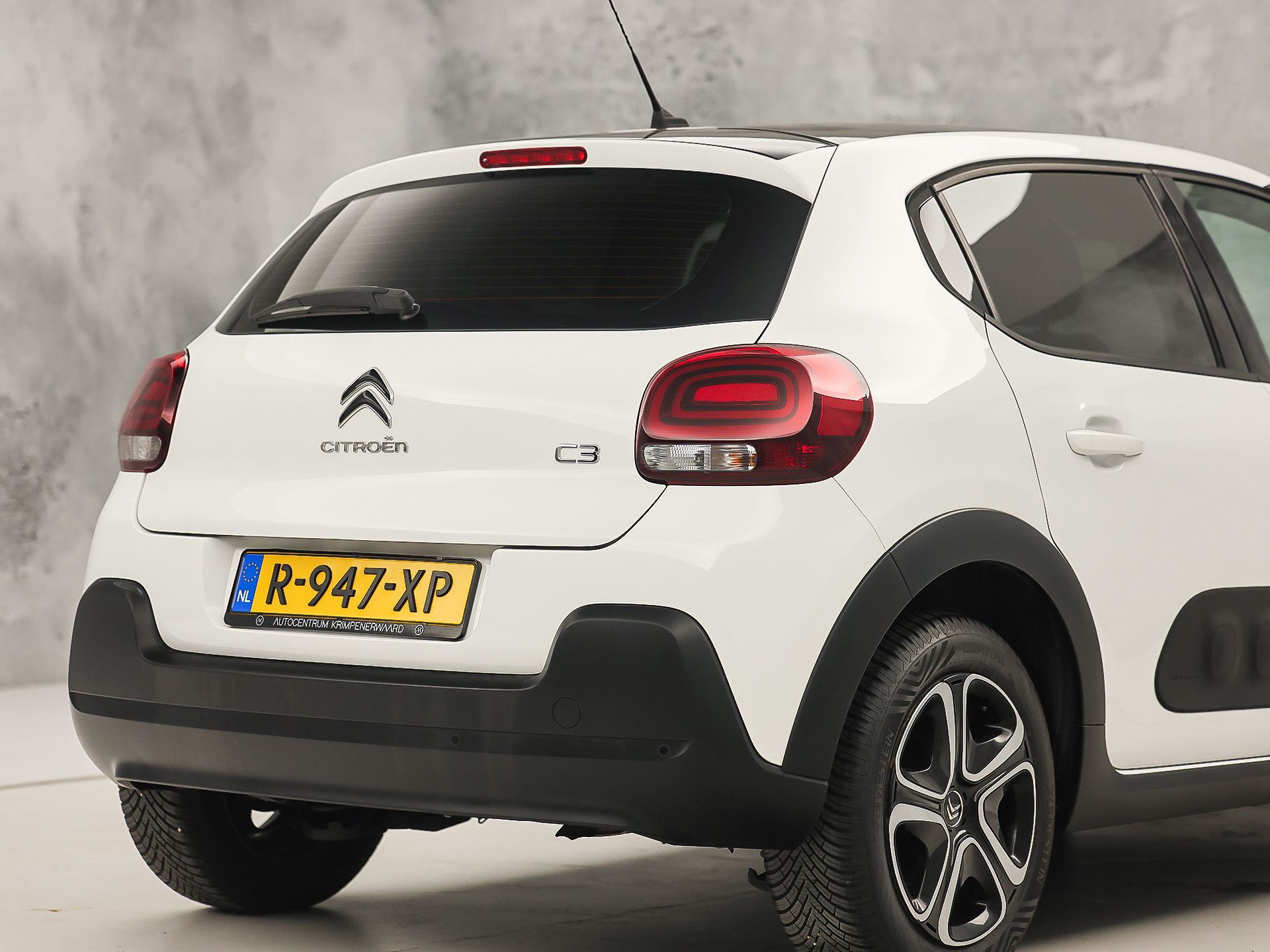Citroën C3 1.2 PureTech S&S Shine Sport 110Pk (APPLE CARPLAY, GROOT NAVI, STOELVERWARMING, SPORTSTOELEN, CRUISE, LANE ASSIST, NIEUWSTAAT)