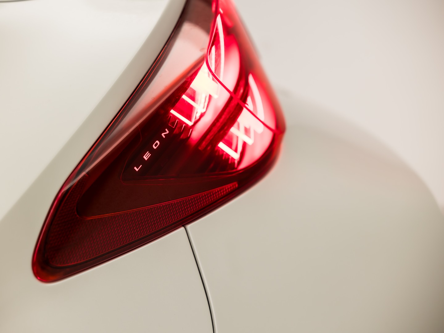 CUPRA Leon 1.5 TSI Sport 150Pk Automaat (APPLE CARPLAY, GROOT NAVI, KUIPSTOELEN, SENNHEISER AUDIO, CAMERA, STUUR/STOELVERWARMING, GETINT GLAS, NIEUWSTAAT)