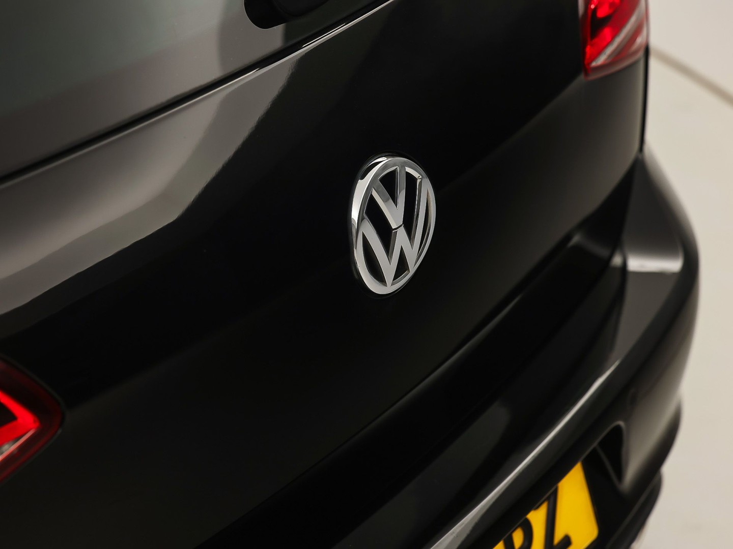 Volkswagen Golf 2.0 TSI GTI 220Pk Automaat (NAVIGATIE, CLIMATE, LEDER, STOELVERWARMING, SPORTSTOELEN, GETINT GLAS, XENON, NIEUWSTAAT)
