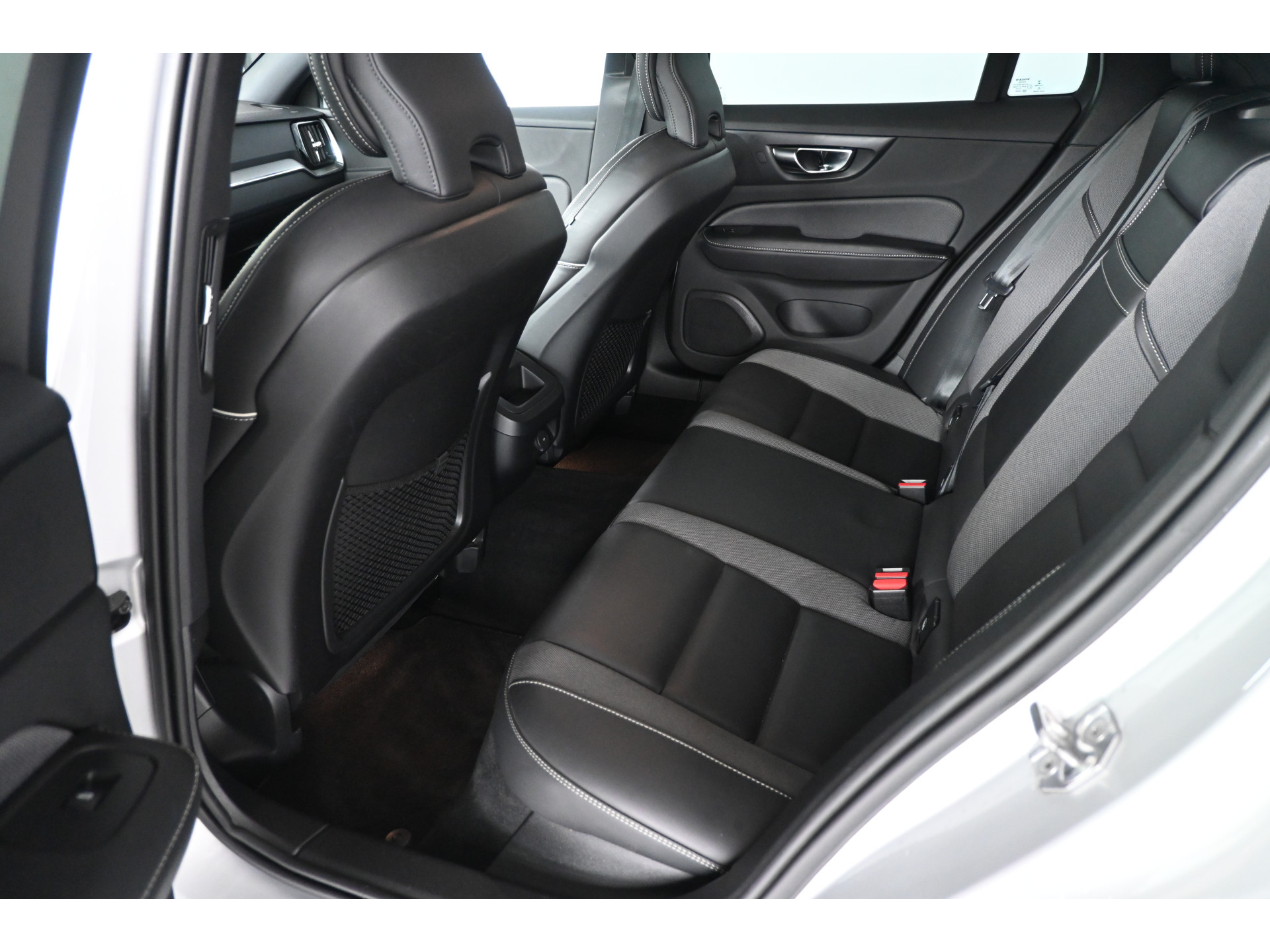 Volvo V60 2.0 B4 R-Design Navigatie Carplay Stoel/Stoelverwarming Virtual Goed Onderhouden! Inruil Mogelijk!