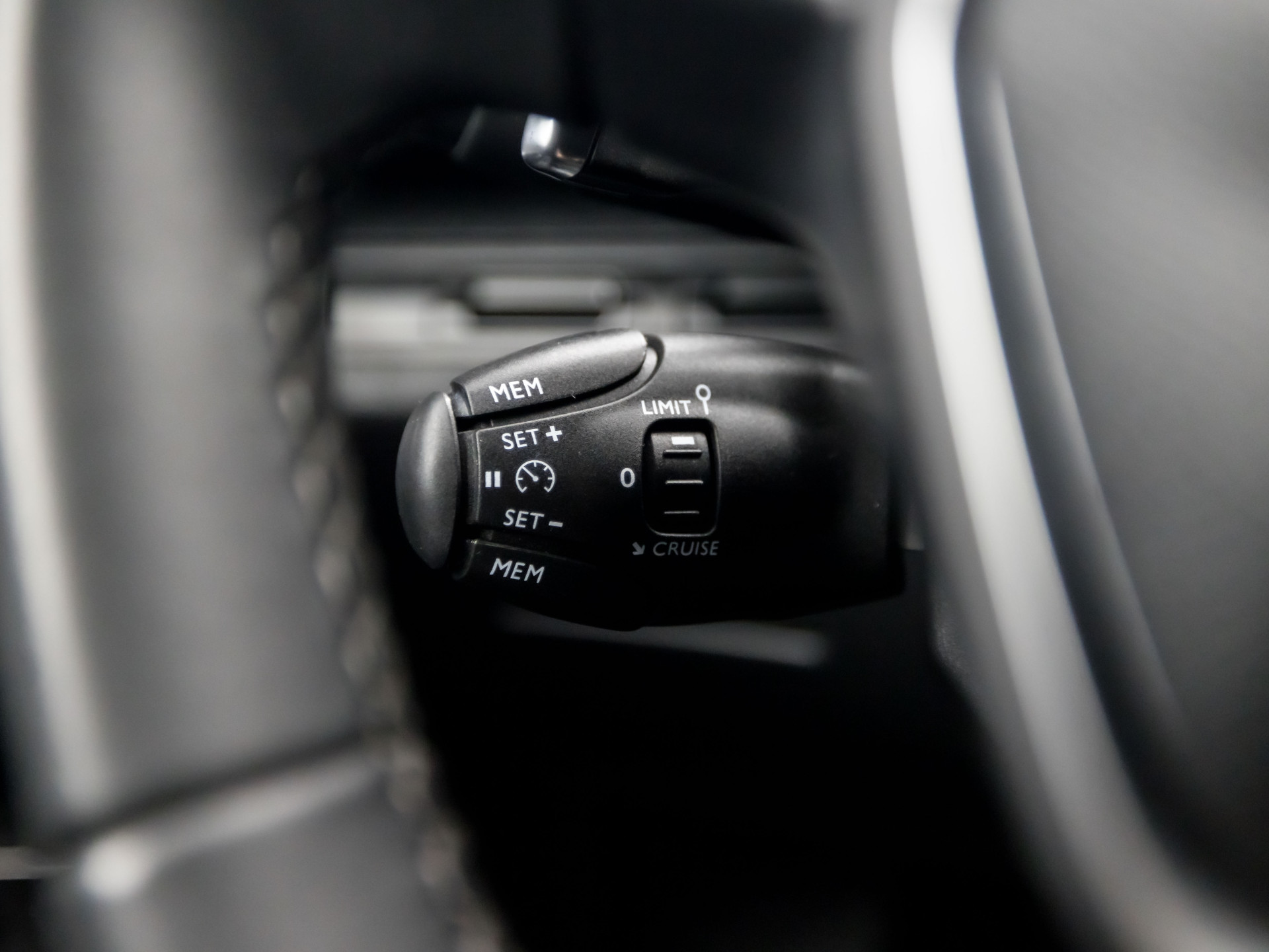 Peugeot 3008 1.2 PureTech Allure Automaat (APPLE CARPLAY, LED KOPLAMPEN, FOCAL AUDIO, LEDER, SPORTSTOELEN, GETINT GLAS, CRUISE, DAKRAILS, NIEUWSTAAT)