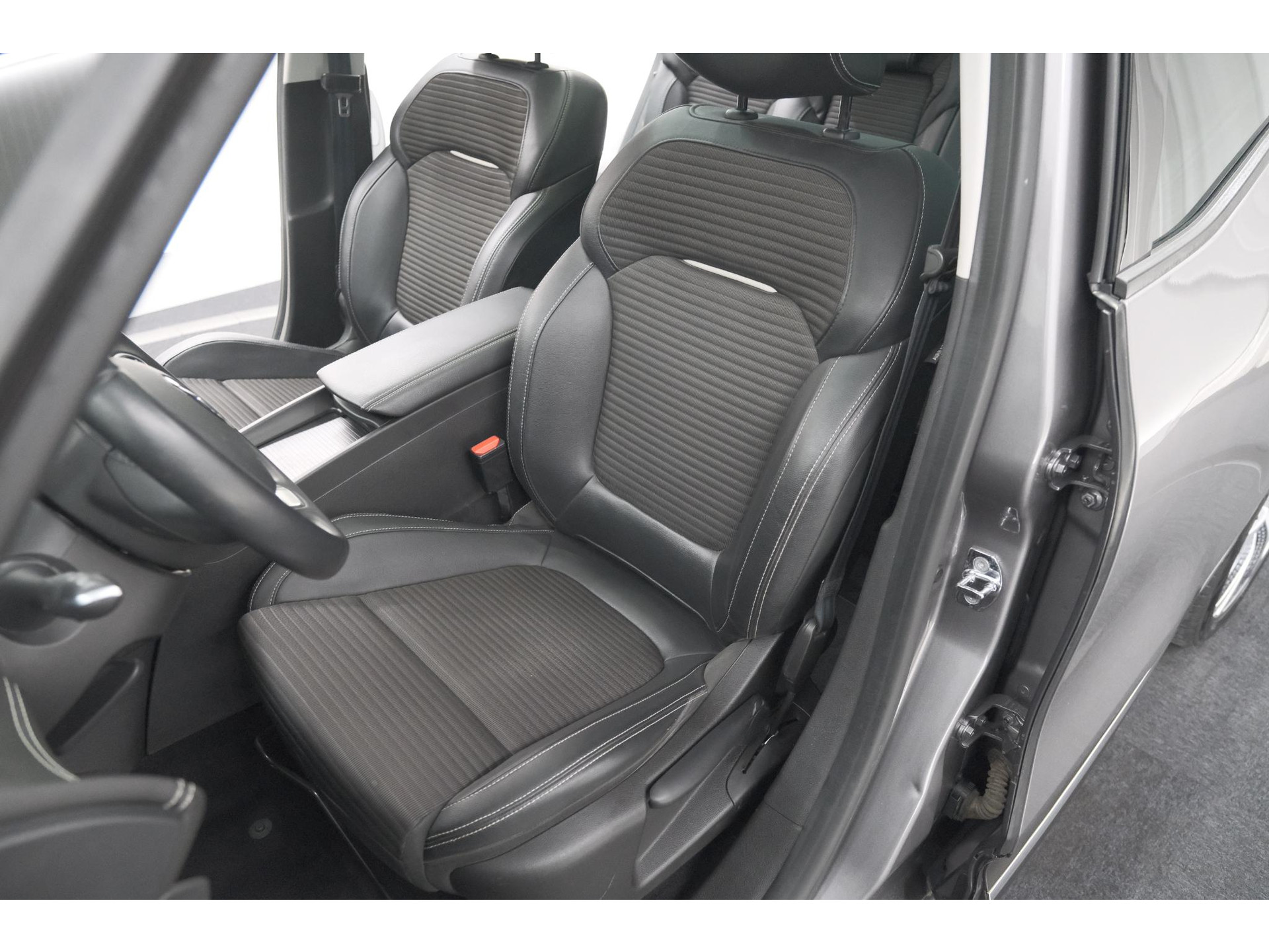 Renault Scénic TCe 130 Intens | Trekhaak | Panoramadak | Camera | Apple Carplay | Dodehoekdetectie