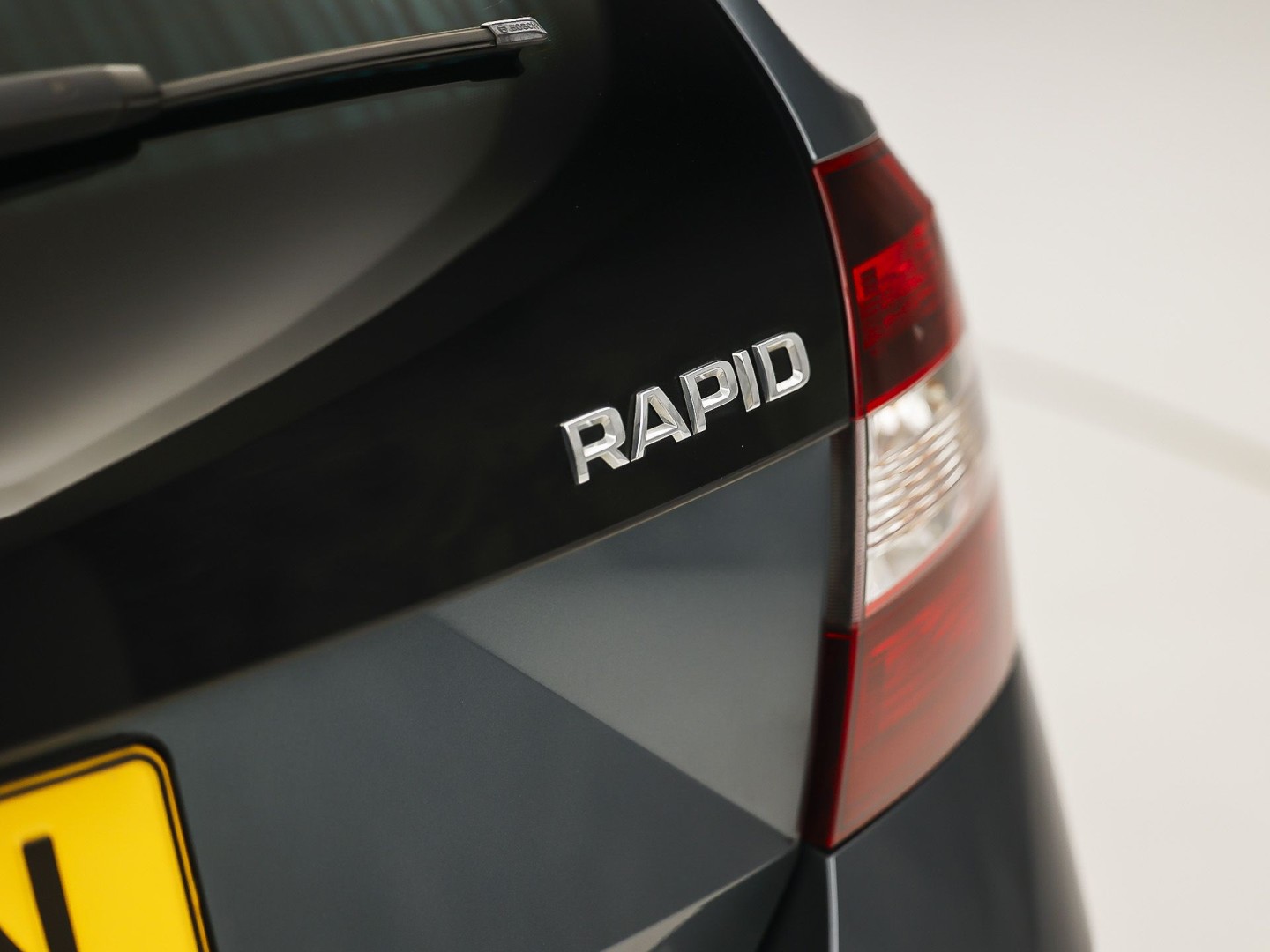 Škoda Rapid Spaceback 1.0 TSI Sport Automaat (PANORAMADAK, NAVIGATIE, CLIMATE, STOELVERWARMING, SPORTSTOELEN, GETINT GLAS, CRUISE, PARKEERSENSOREN, NIEUWSTAAT)