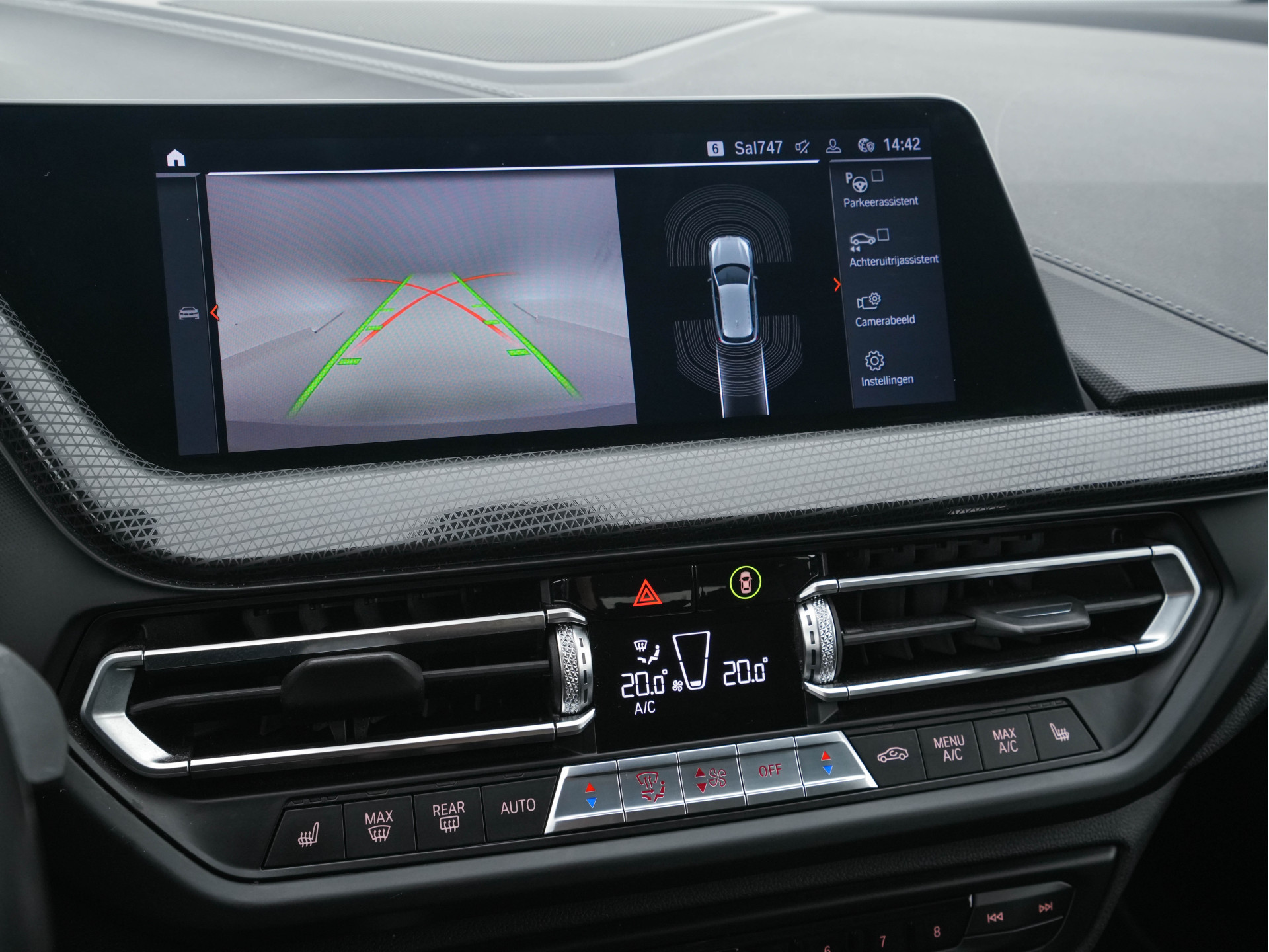 BMW 1-serie 118i High Executive Edition Sport-Line (INCL-BTW) *LEATHER | DIGI-COCKPIT | HARMAN/KARDON-AUDIO | FULL-LED | KEYLESS | NAVI-FULLMAP | DAB | CAMERA | ECC | CARPLAY | PDC | AMBIENT-LIGHT | CRUISE | SPORT-SEATS | 17"ALU*