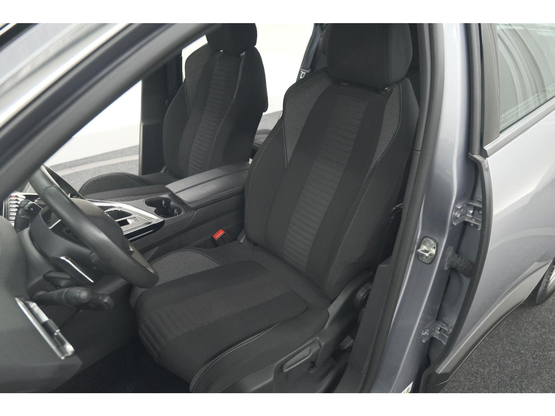 Peugeot 5008 PureTech 130 EAT8 Active Pack | 7 Zitplaatsen | Camera | Apple Carplay | Parkeersensoren