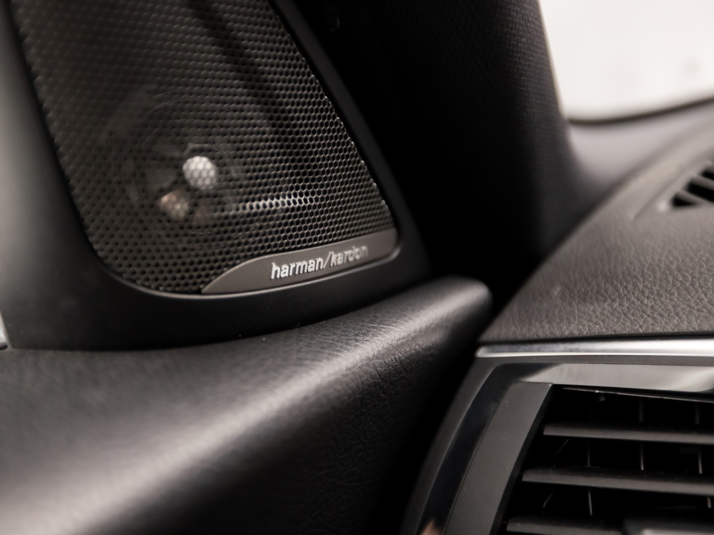 BMW M140i M Sport High Executive 340Pk Automaat (6 CILINDER, M PAKKET, HARMAN/KARDON, ALCANTARA, CAMERA, SPORTSTOELEN, M SPORTREMMEN, NAVIGATIE, STOELVERWARMING, GETINT GLAS, NIEUWSTAAT)