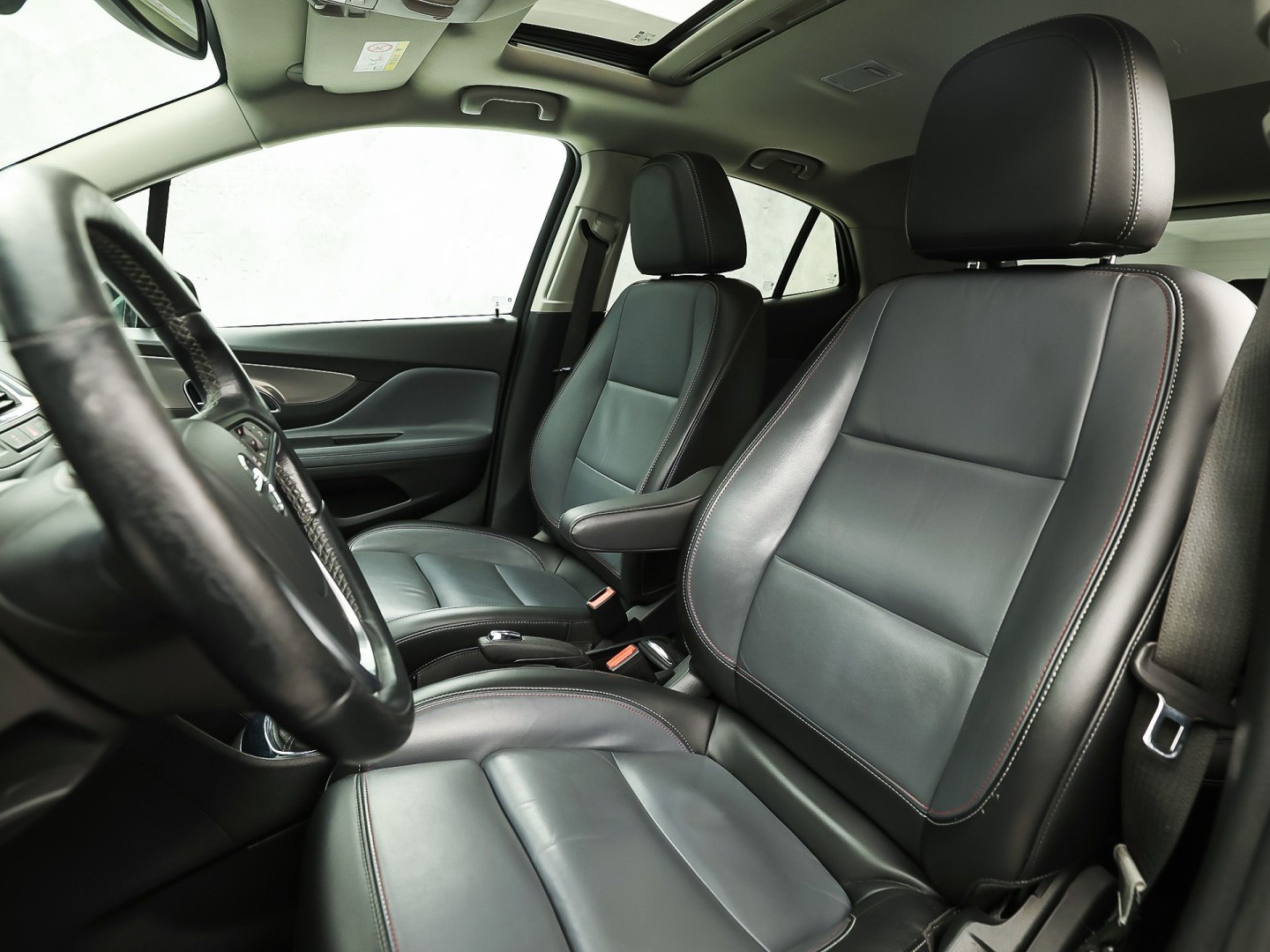 Opel Mokka 1.4 T Cosmo Sport 140Pk (SCHUIFDAK, NAVIGATIE, CLIMATE, STUUR/STOELVERWARMING, SPORTSTOELEN, GETINT GLAS, CAMERA, NIEUWSTAAT)