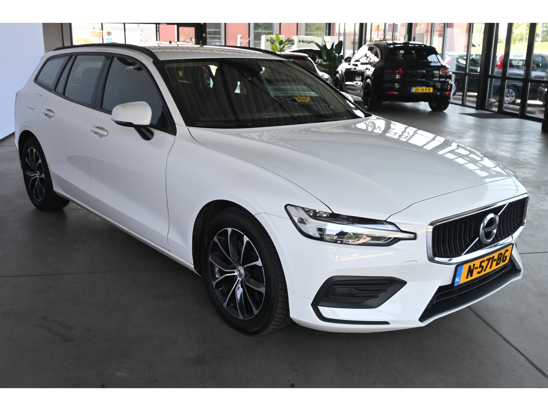 Volvo V60 2.0 B3 Momentum Advantage Automaat Navigatie Stuur/Stoelverwarming Inruil Mogelijk!
