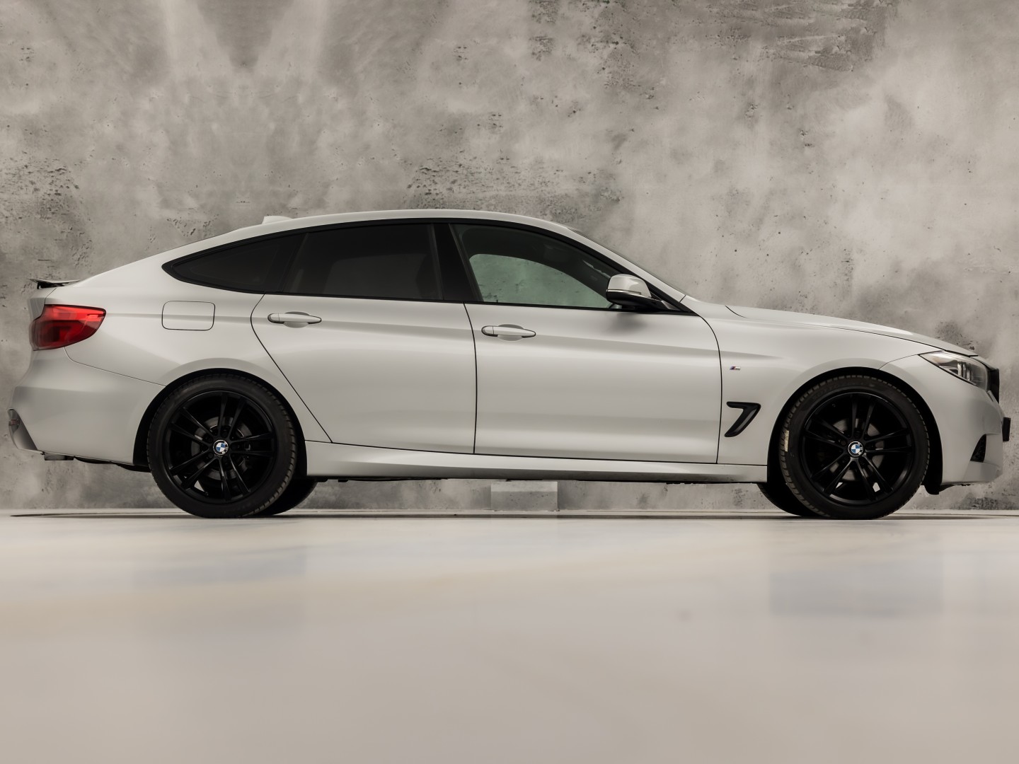 BMW 3 Serie GT 320i M Sport High Executive 184Pk Automaat (GROOT NAVI, M PAKKET, STOELVERWARMING, LEDER, SPORTSTOELEN, GETINT GLAS, PARKEERSENSOREN, NIEUWSTAAT)