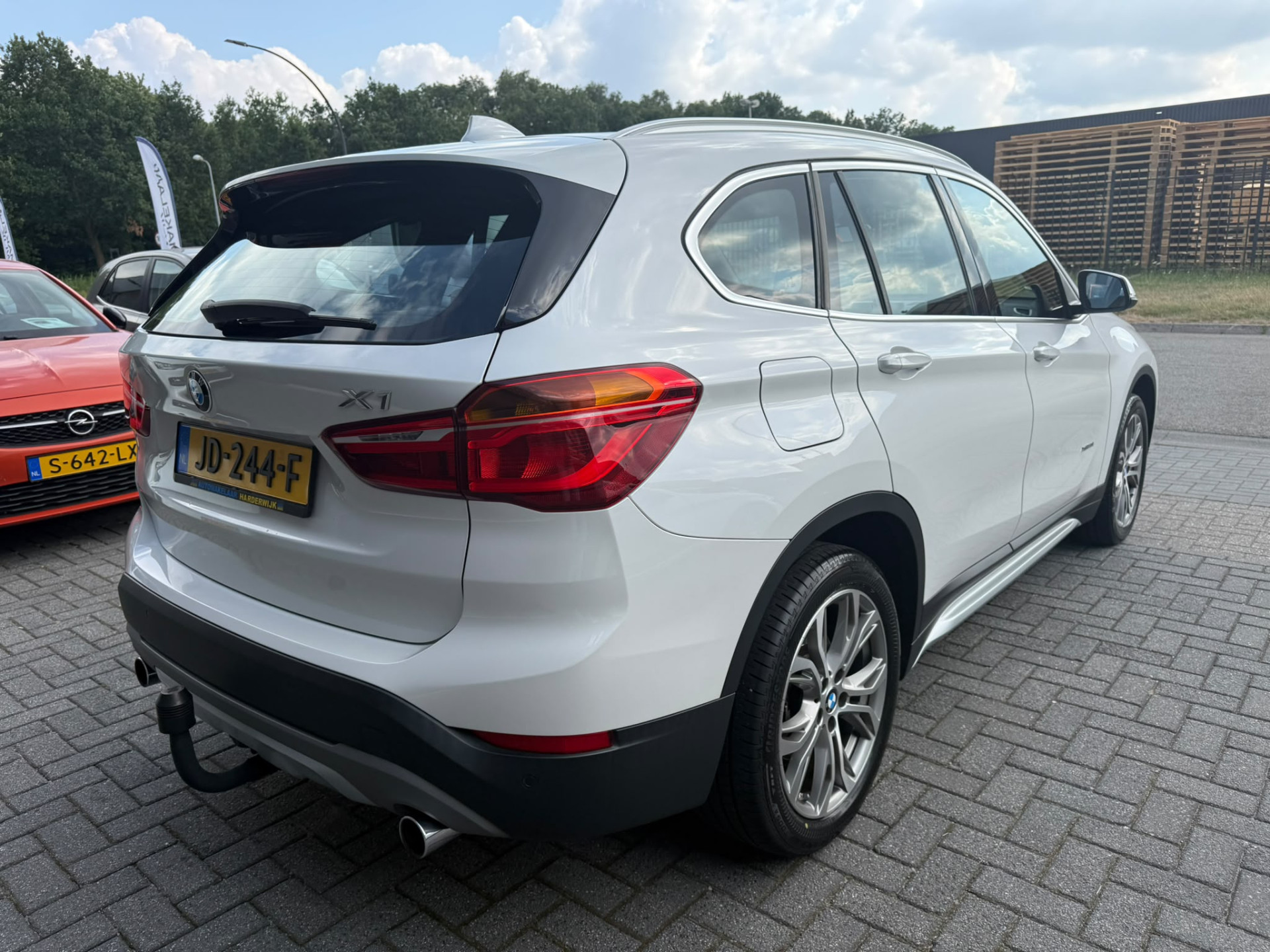 BMW X1 xDrive20i xLine | 3E EIGENAAR | 3/6/12MND GARANTIE| PANO DAK | HEAD UP | LEDER | NAVI |