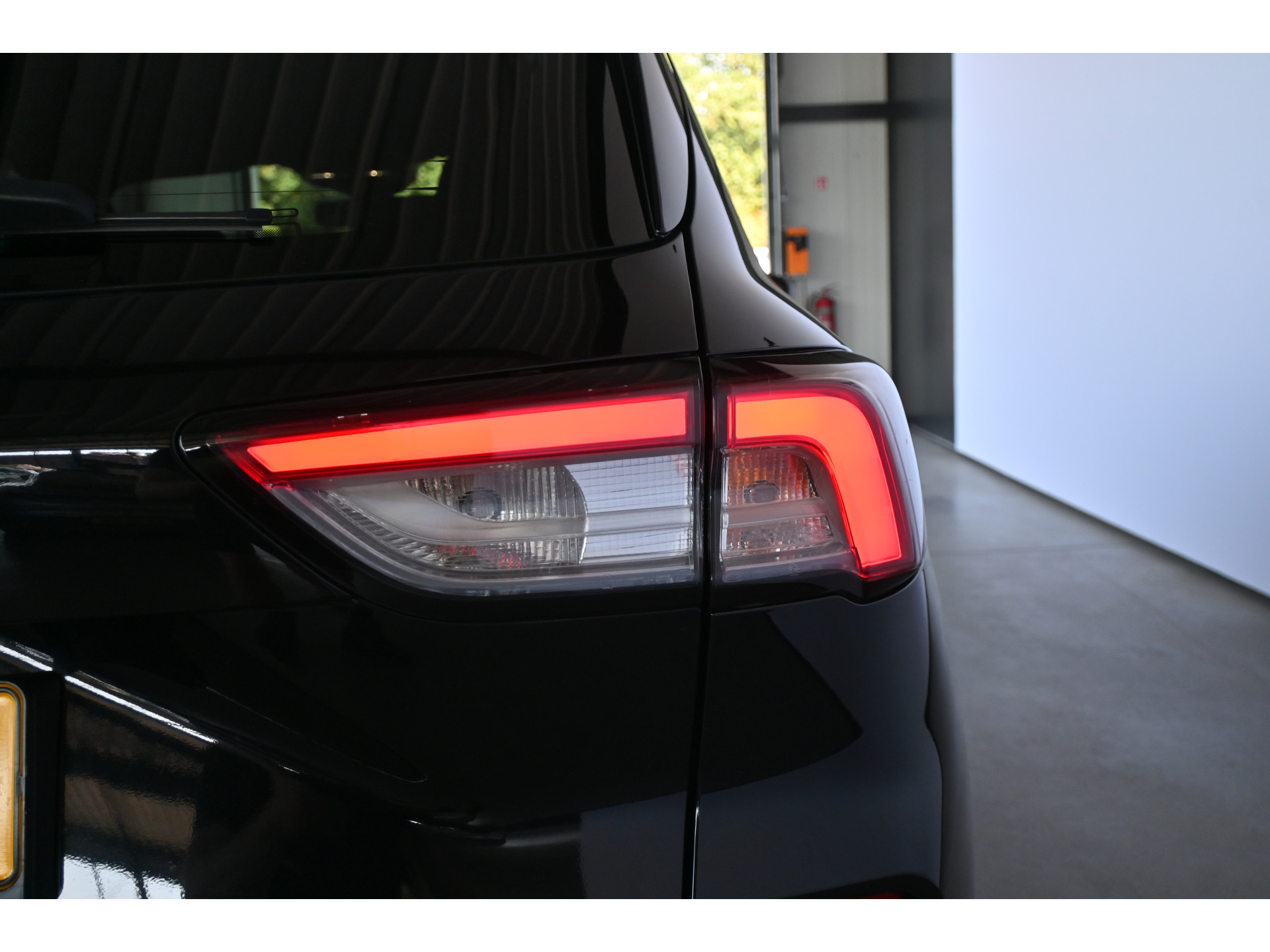 Ford Kuga 2.5 PHEV Vignale Automaat Navigatie Stoelverwarming Head Up! LED Camera Rijklaarprijs! Inruil Mogelijk!