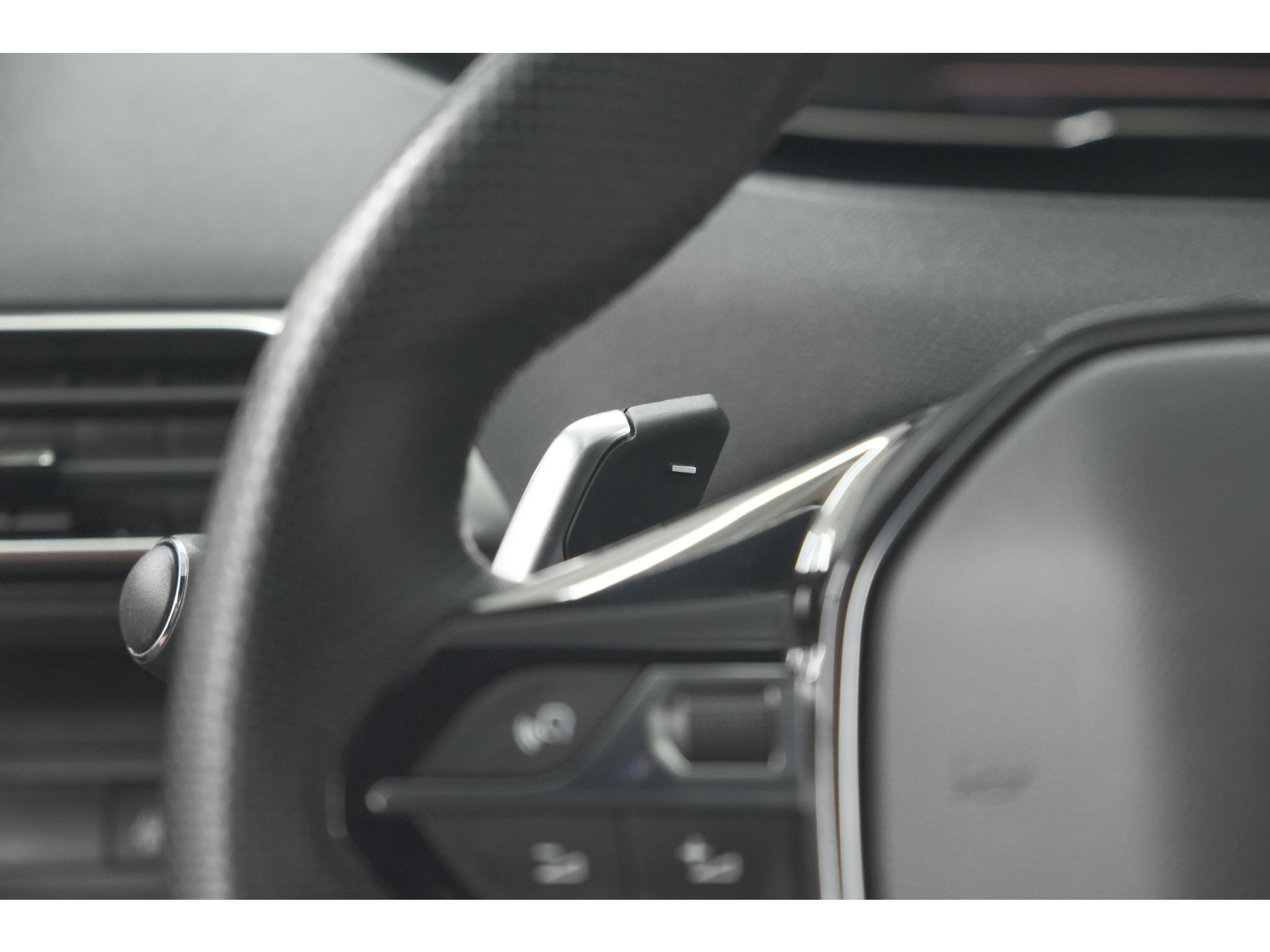 Peugeot 5008 PureTech 130 EAT8 GT Black Pack | Elektrische Kofferklep | Camera | Adaptieve Cruise Control | Dodehoekdetectie