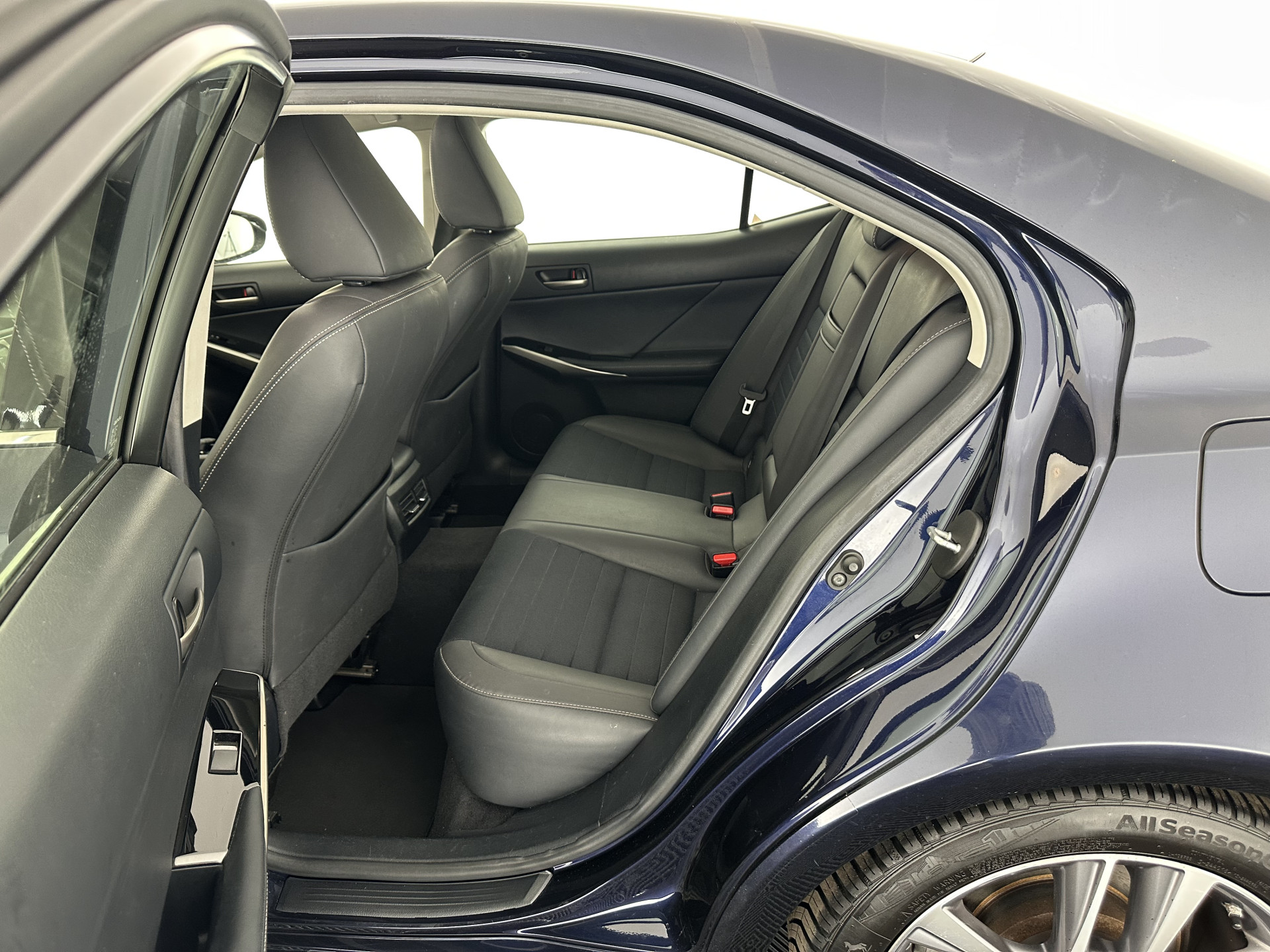 Lexus IS 300h Hybrid Business Line Aut. *PANO | LEATHER-MICROFIBRE | FULL-LED | NAVI-FULLMAP | HEATED-COMFORTSEATS | CAMERA | ECC | SHIFT-PADDLES | PDC | CRUISE | 17''ALU*