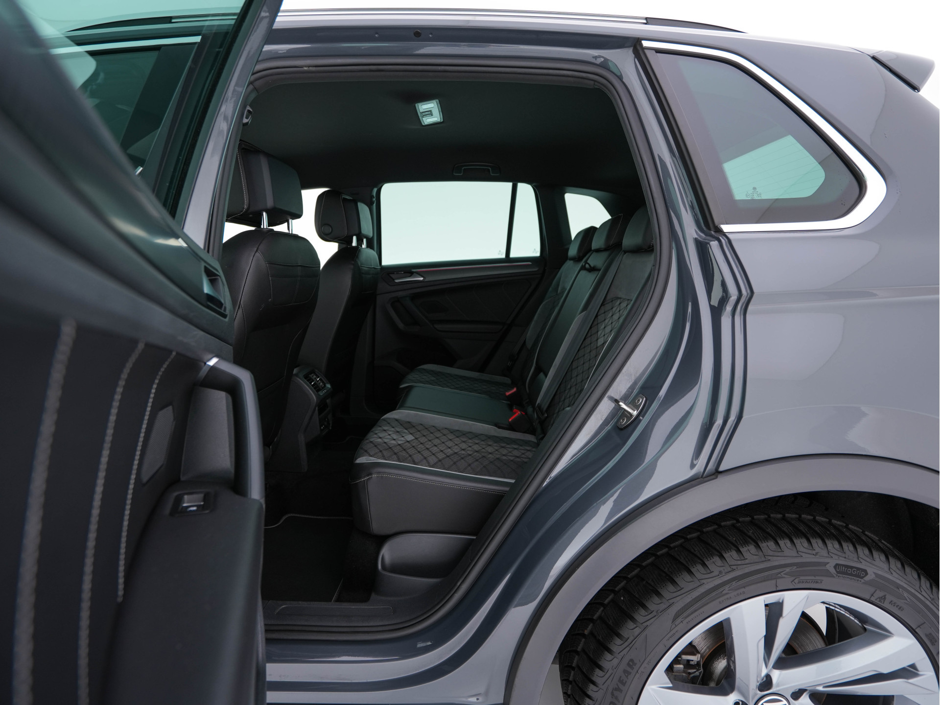 Volkswagen Tiguan 1.4 TSI R-Line Business+ (Plug-in) (INCL-BTW) Aut. *PANO | FULL-LED | ADAPTIVE-CRUISE | DIGI-COCKPIT | HEATED-COMFORTSEATS | NAV-FULLMAP | DAB+ | TOWBAR | PRIVACY-GLASS | ECC | PDC | 19''ALU