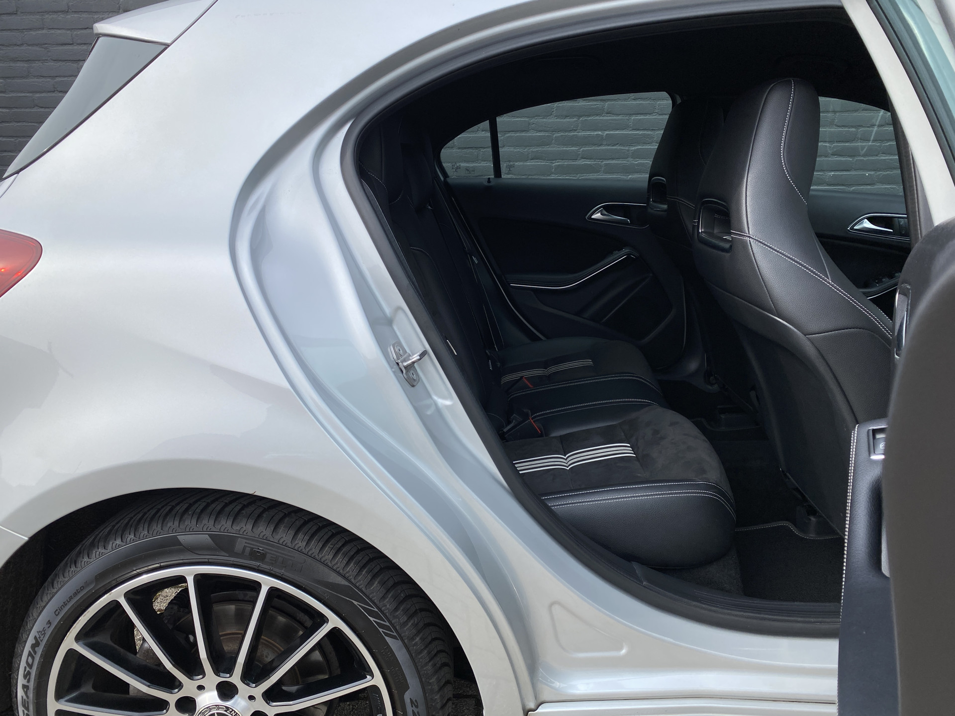 Mercedes-Benz A-klasse 180 Business Solution AMG Edition AUT. | leder/alcantara | 18 inch AMG velgen | navigatie | sportstoelen | sfeerverl.
