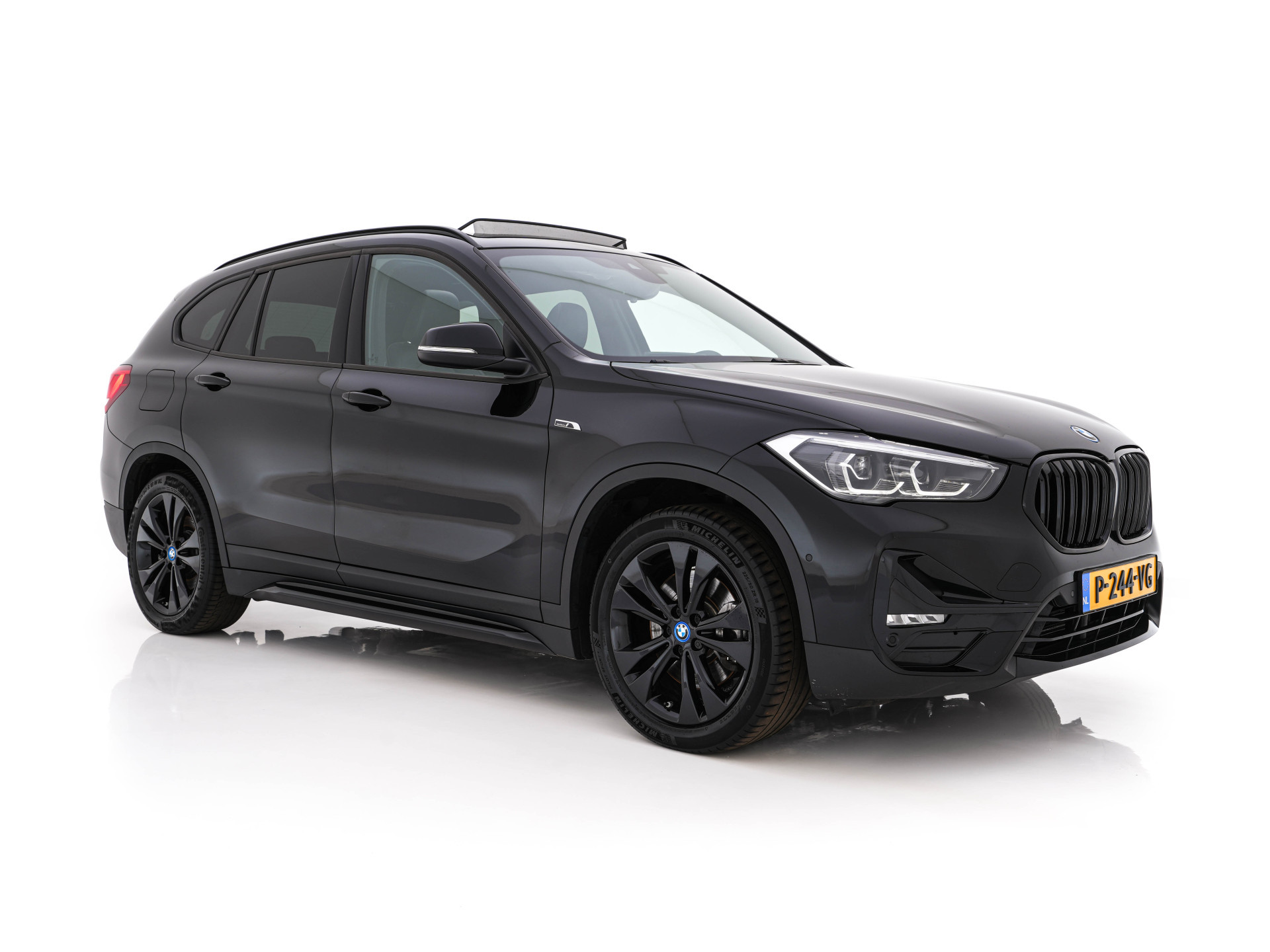 BMW X1 xDrive25e Sportline Business Edition Plus (Plug-In) (INCL-BTW) Aut. *PANO | LEATHER | FULL-LED | HEATED-SPORTSEATS | HIFI-SYSTEM | CAMERA | PRIVACYGLASS | NAVI-FULLMAP | ECC | HEAD-UP | PDC | KEYLESS | DAB | CRUISE | TOWBAR | AMBIENTLIGHT | 18