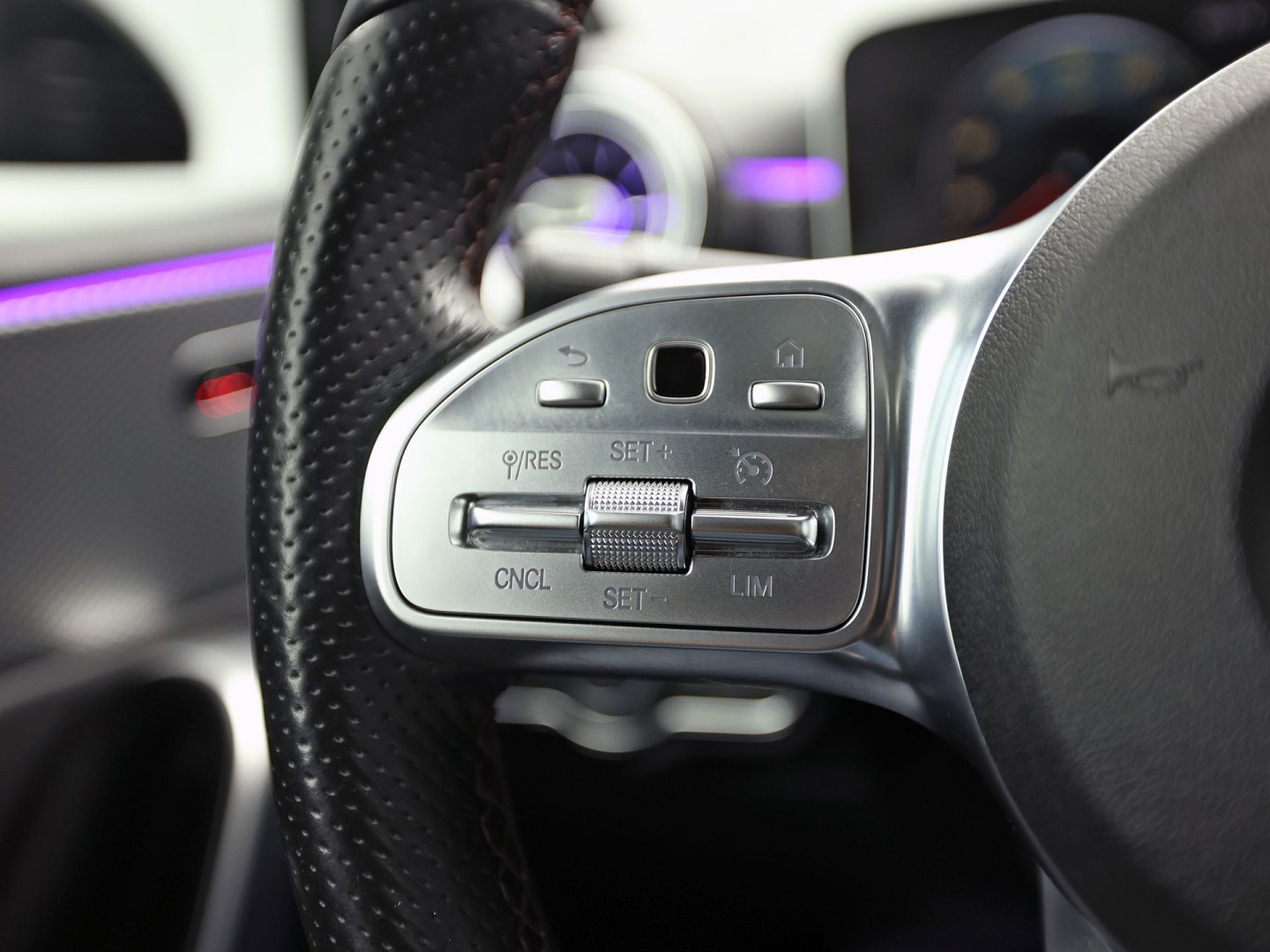 Mercedes-Benz A-Klasse 200 AMG Sport 163Pk Automaat (PANORAMADAK, APPLE CARPLAY, GROOT NAVI, SFEERVERLICHTING, CAMERA, SPORTSTOELEN, LEDER, GETINT GLAS, STOELVERWARMING, NIEUWSTAAT)