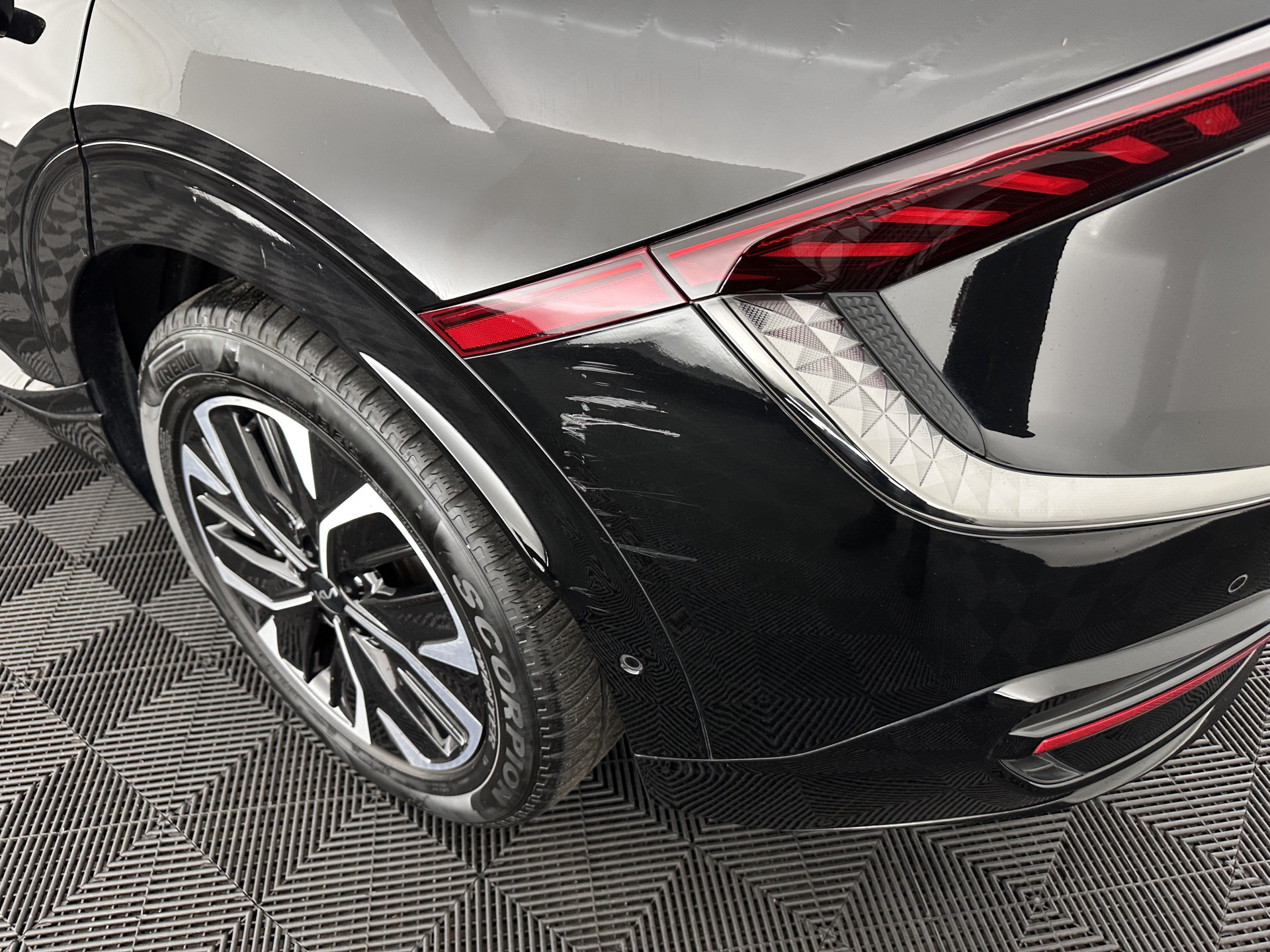 Kia EV6 GT-Line 77.4 kWh (INCL-BTW) *AUT | PANO | HEAD-UP | LEATHER-ALCANTARA | ADAPTIVE-CRUISE | DIGI-COCKPIT | MERIDIAN-AUDIO | MEMORY-PACK | FULL-LED | KEYLESS | TOP-VIEW | DAB | BLIND-SPOT | NAVI-FULLMAP | PRIVAC