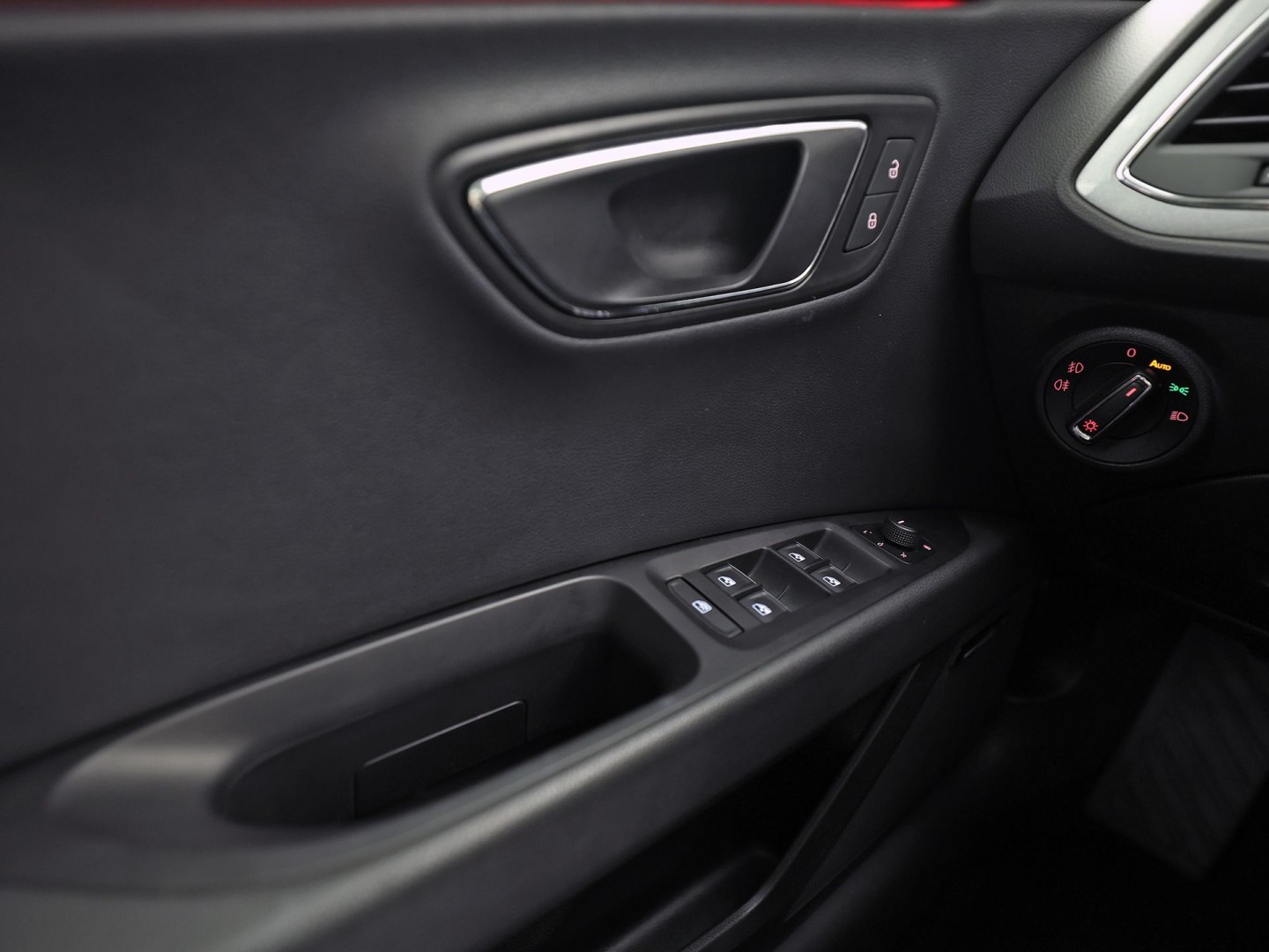 SEAT Leon 1.4 TSI FR Sport 150Pk Automaat (PANORAMADAK, NAVIGATIE, CLIMATE, STOELVERWARMING, SPORTSTOELEN, LED KOPLAMPEN, CRUISE, PARKEERSENSOREN, NIEUWSTAAT)