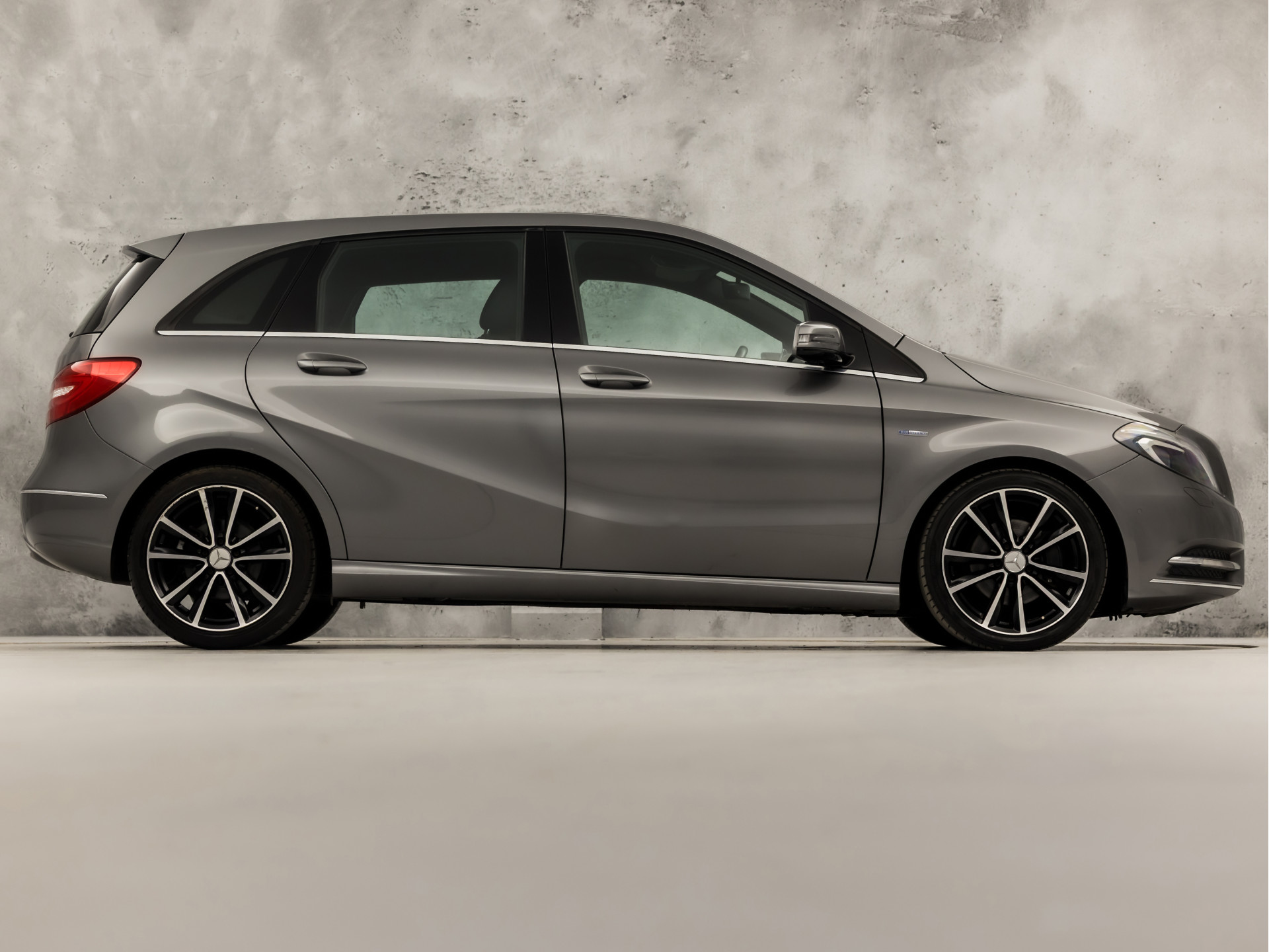 Mercedes-Benz B-Klasse 200 AMG Sport 157Pk (GROOT NAVI, CLIMATE, CAMERA, HARMAN/KARDON, STOELVERWARMING, LEDEREN SPORTSTOELEN, HARMAN/KARDON, XENON, ZWART HEMEL, NIEUWSTAAT)
