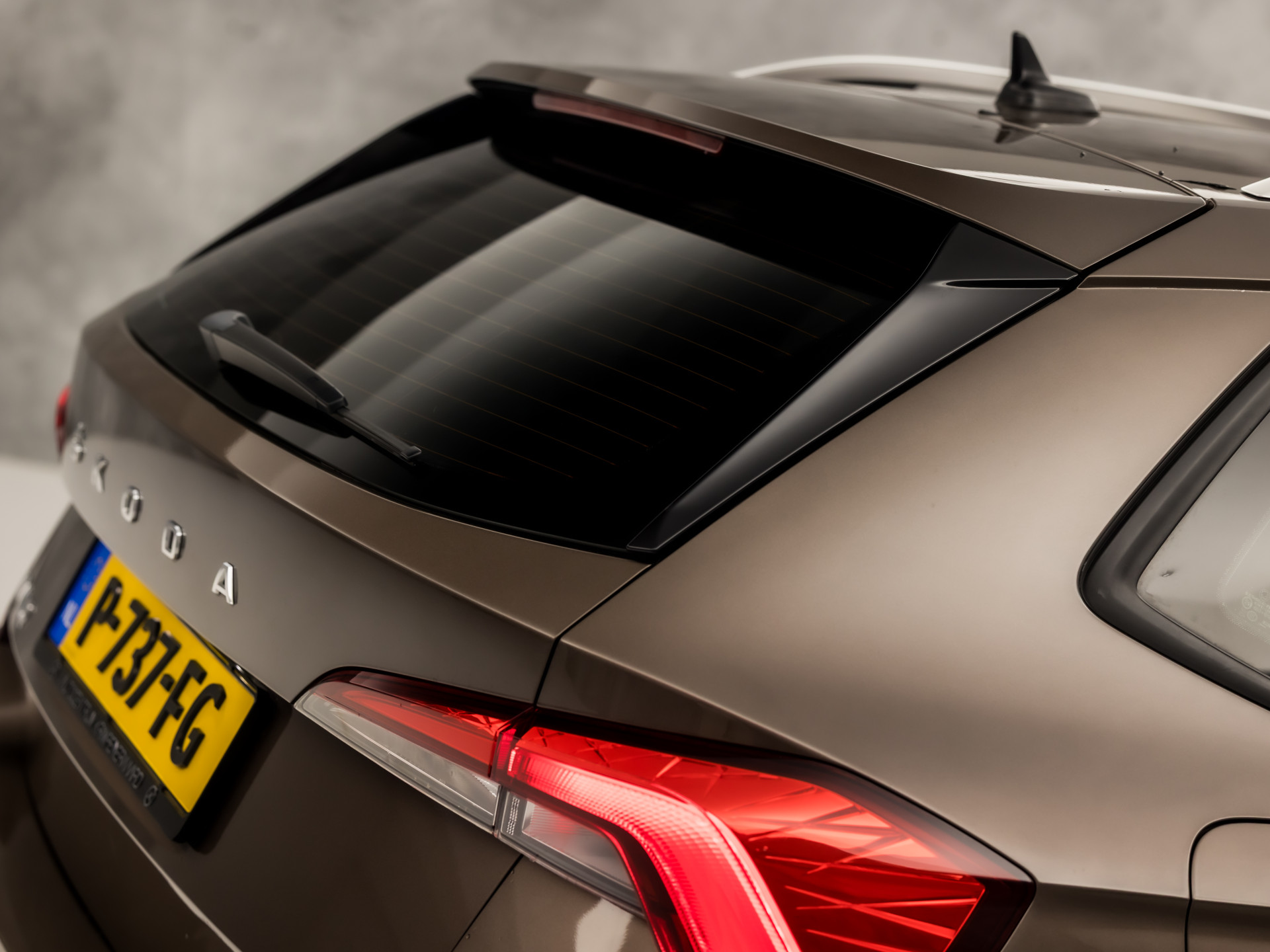 Škoda Kamiq 1.0 TSI Ambition Sport Automaat (APPLE CARPLAY, GROOT NAVI, CLIMATE, GETINT GLAS, STOELVERWARMING, SPORTSTOELEN, PARKEERSENSOREN, GETINT GLAS, NIEUWSTAAT)