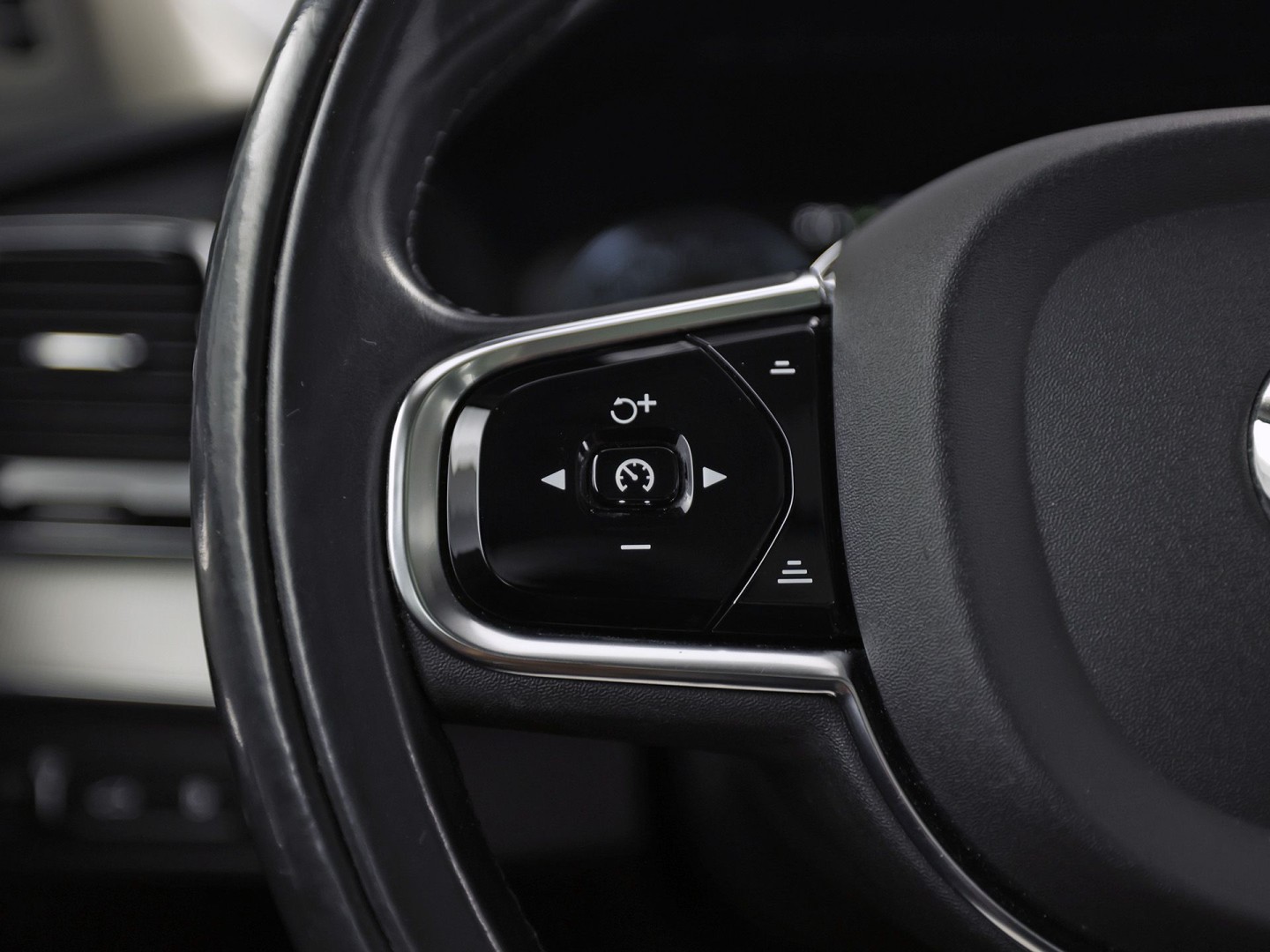 Volvo XC90 2.0 T8 Twin Engine AWD Inscription Automaat 407Pk (PANORAMADAK, APPLE CARPLAY, MEMORY SEATS, STOELVERWARMING/KOELING, CAMERA, GETINT GLAS, LEDER, TREKHAAK, NIEUWE APK)