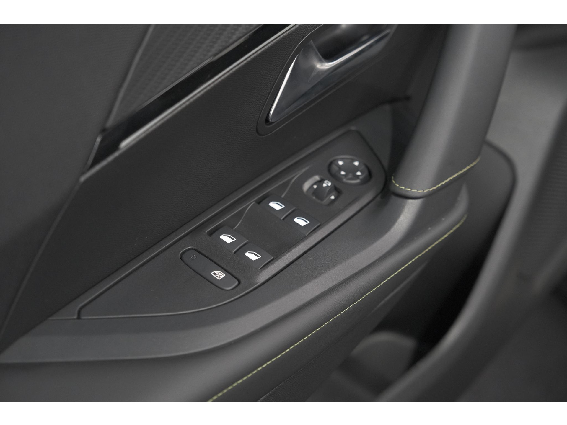 Peugeot 2008 PureTech 130 EAT8 GT | Camera | Apple Carplay | Parkeersensoren | 17 Inch Lichtmetalen Velgen