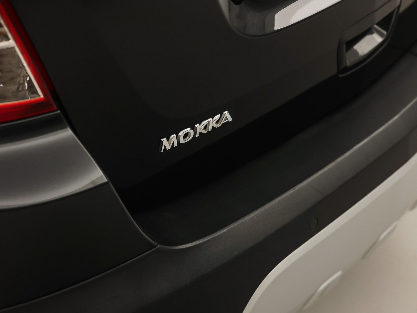 Opel Mokka 1.4 T Cosmo Sport 140Pk (SCHUIFDAK, NAVIGATIE, CLIMATE, STUUR/STOELVERWARMING, SPORTSTOELEN, GETINT GLAS, CAMERA, NIEUWSTAAT)