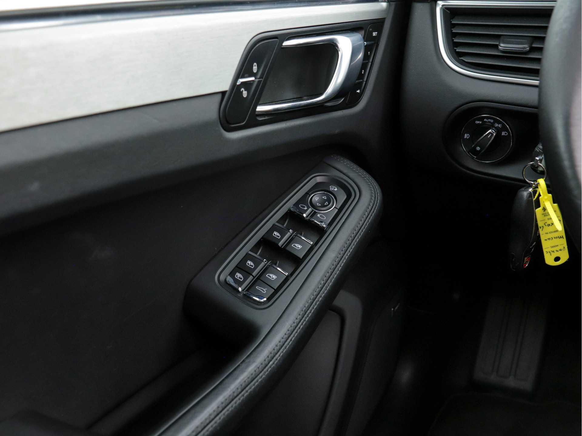 Porsche Macan 3.6 Turbo Aut. *PANO | XENON | FULL-LEATHER  | BOSE-SOUND | NL-AUTO | NAVI-PROF | XENON | COMFORT-SEATS | CAMERA | ECC | PDC | ALCANTARA | MODEL-2015*