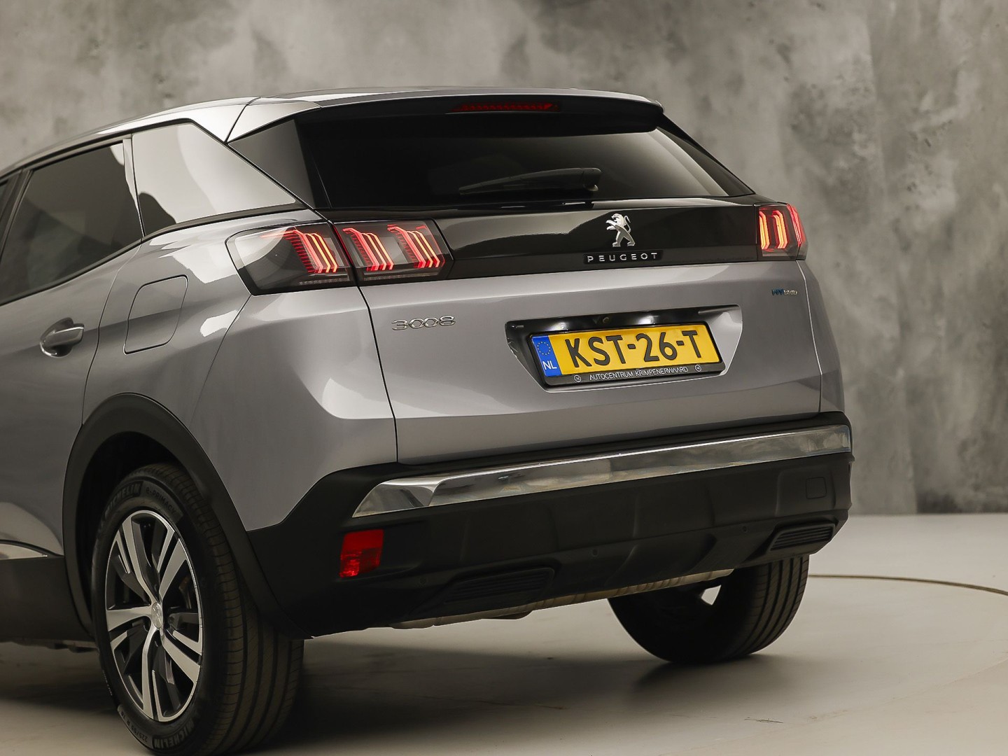 Peugeot 3008 1.6 HYbrid 225 Allure Sport 225Pk Automaat (APPLE CARPLAY, GROOT NAVI, 360 CAMERA, LEDER, SPORTSTOELEN, KEYLESS, GETINT GLAS, ZWART HEMEL, NIEUWSTAAT)