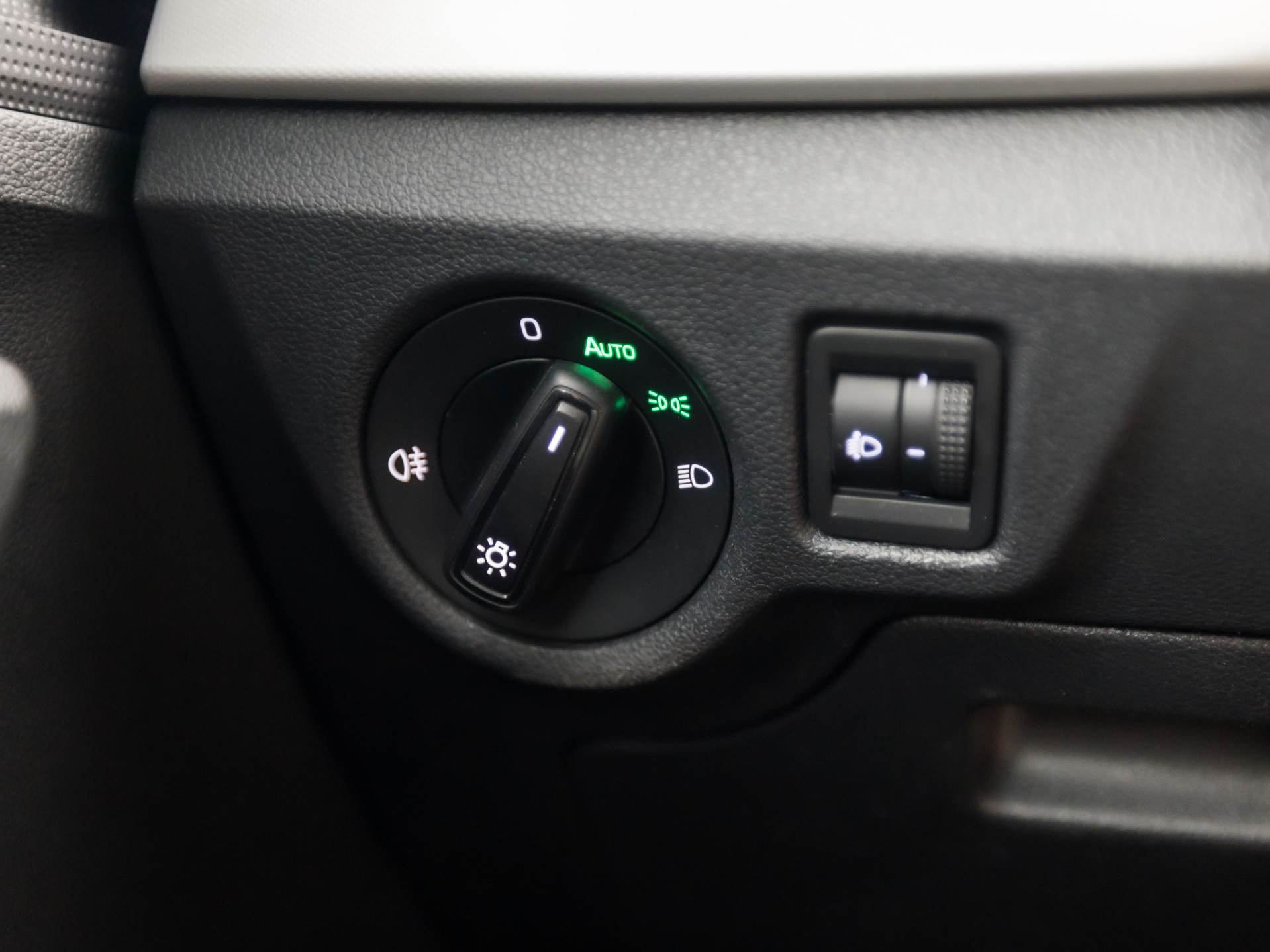Škoda Kamiq 1.0 TSI Sport (VIRTUAL COCKPIT, APPLE CARPLAY, GROOT NAVI, TREKHAAK, PARKEERSENSOREN, SPORTSTOELEN, GETINT GLAS, CRUISE, NIEUWE APK, NIEUWSTAAT)