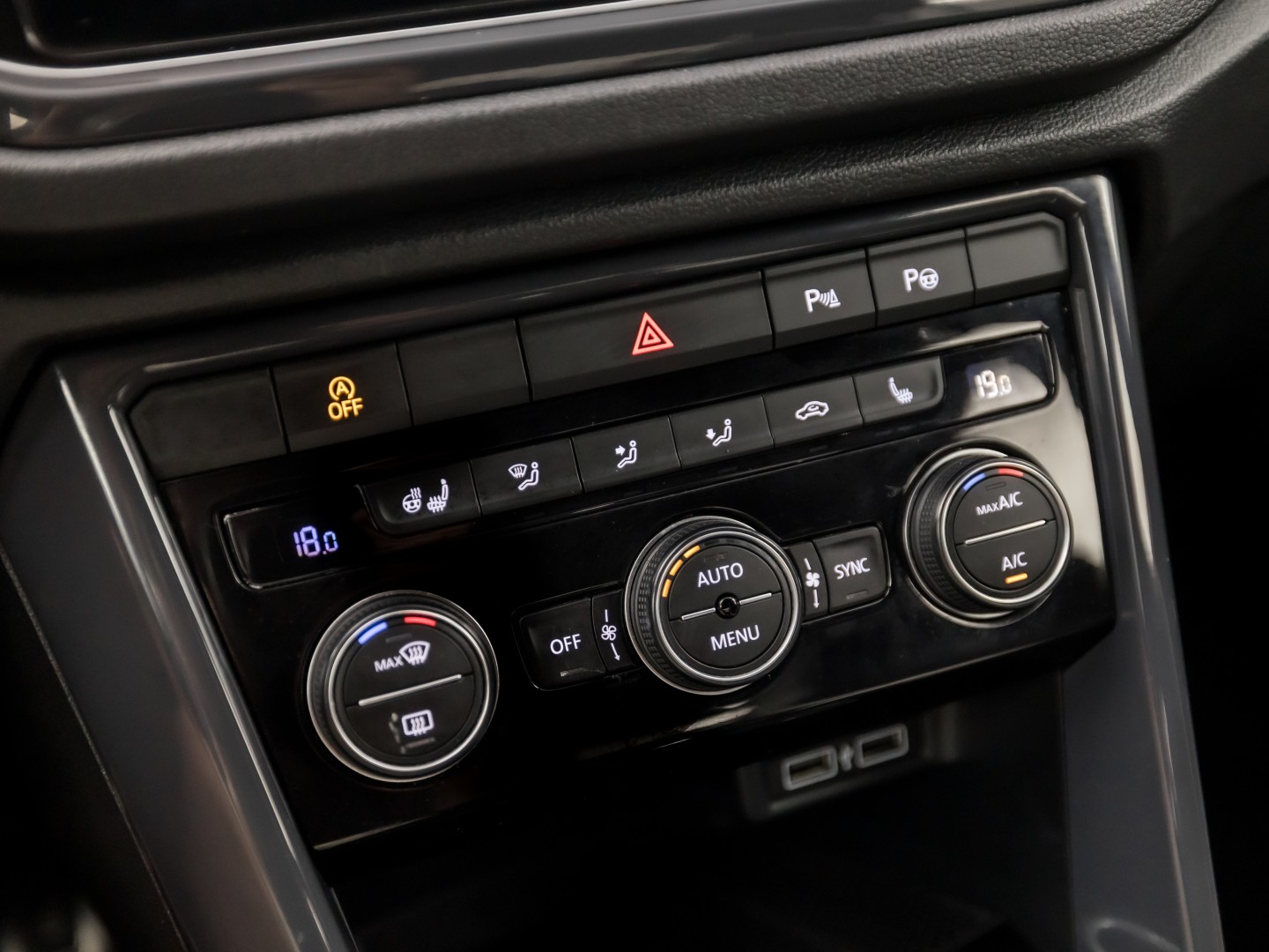 Volkswagen T-Roc 2.0 TSI 4Motion Sport R 190Pk Automaat (VIRTUAL COCKPIT, APPLE CARPLAY, STUUR/STOELVERWARMING, CAMERA, SPORTSTOELEN, GETINT GLAS, ELEK ACHTERKLEP, KEYLESS, NIEUWSTAAT)