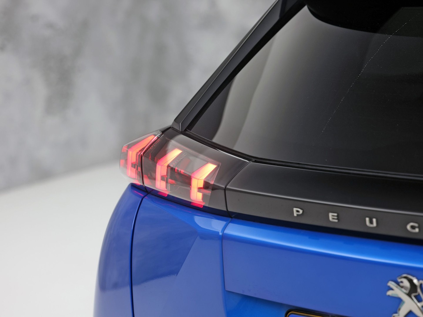 Peugeot e-2008 EV Blue Sport Allure 50 kWh Automaat (SOH 91,2%, APPLE CARPLAY, GROOT NAVI, 360 CAMERA, SPORTSTOELEN, GETINT GLAS, KEYLESS, NIEUWSTAAT)