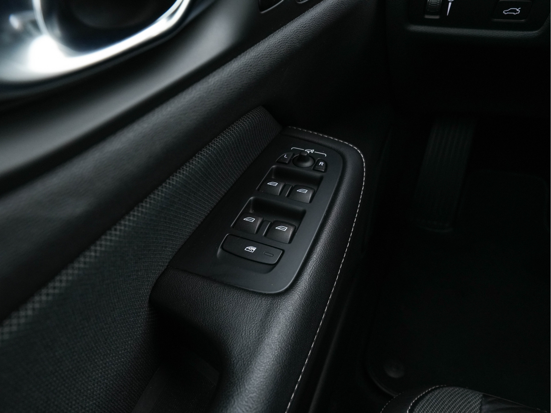 Volvo V60 2.0 B3 R-Design (INCL-BTW) *LEATHER-FABRIC | DIGI-COCKPIT | FULL-LED | MEMORY-PACK | HEATED-SPORTSEATS | LANE-ASSIST | NAVI-FULLMAP | CAMERA | DAB+ | PRIVACY-GLASS | ECC | PDC | TOWBAR | 19''ALU*