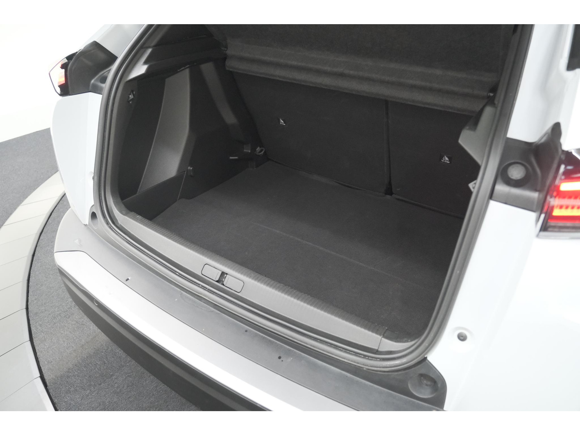 Peugeot e-2008 EV Allure 54 kWh | 97,9% SOH | 11 KW Lader | Apple Carplay | Parkeersensoren