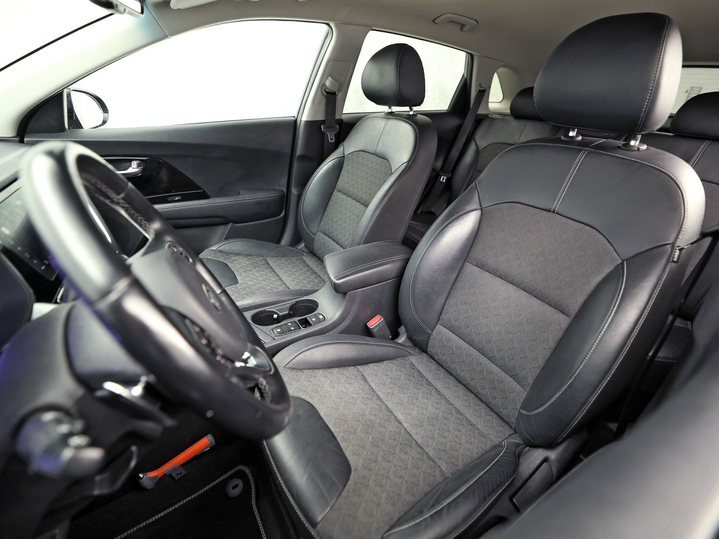 Kia Niro 1.6 GDi PHEV DynamicPlusLine Automaat (APPLE CARPLAY, GROOT NAVI, STUUR/STOELVERWARMING, CAMERA, TREKHAAK, SPORTSTOELEN, GETINT GLAS, ADAPTIVE CRUISE, NIEUWSTAAT)