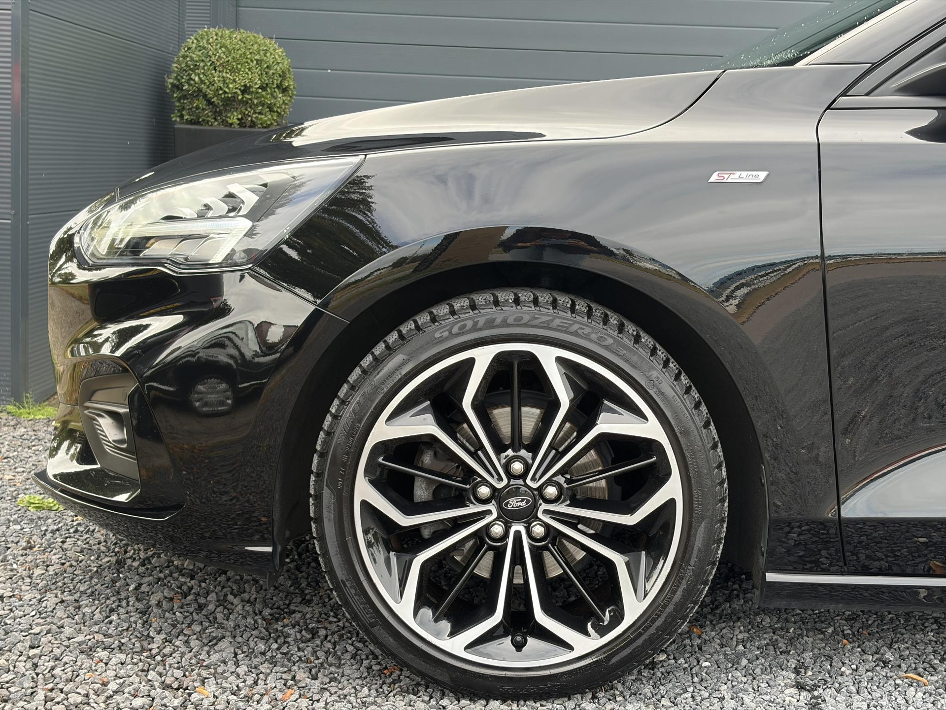Ford Focus 1.0 EcoBoost ST Line Business 2e Eigenaar l Navi l Clima l Cruise l 125pk l Keyless l Pdc V+A l 18 '' Lmv  l N.A.P l Apk tot 02-2028