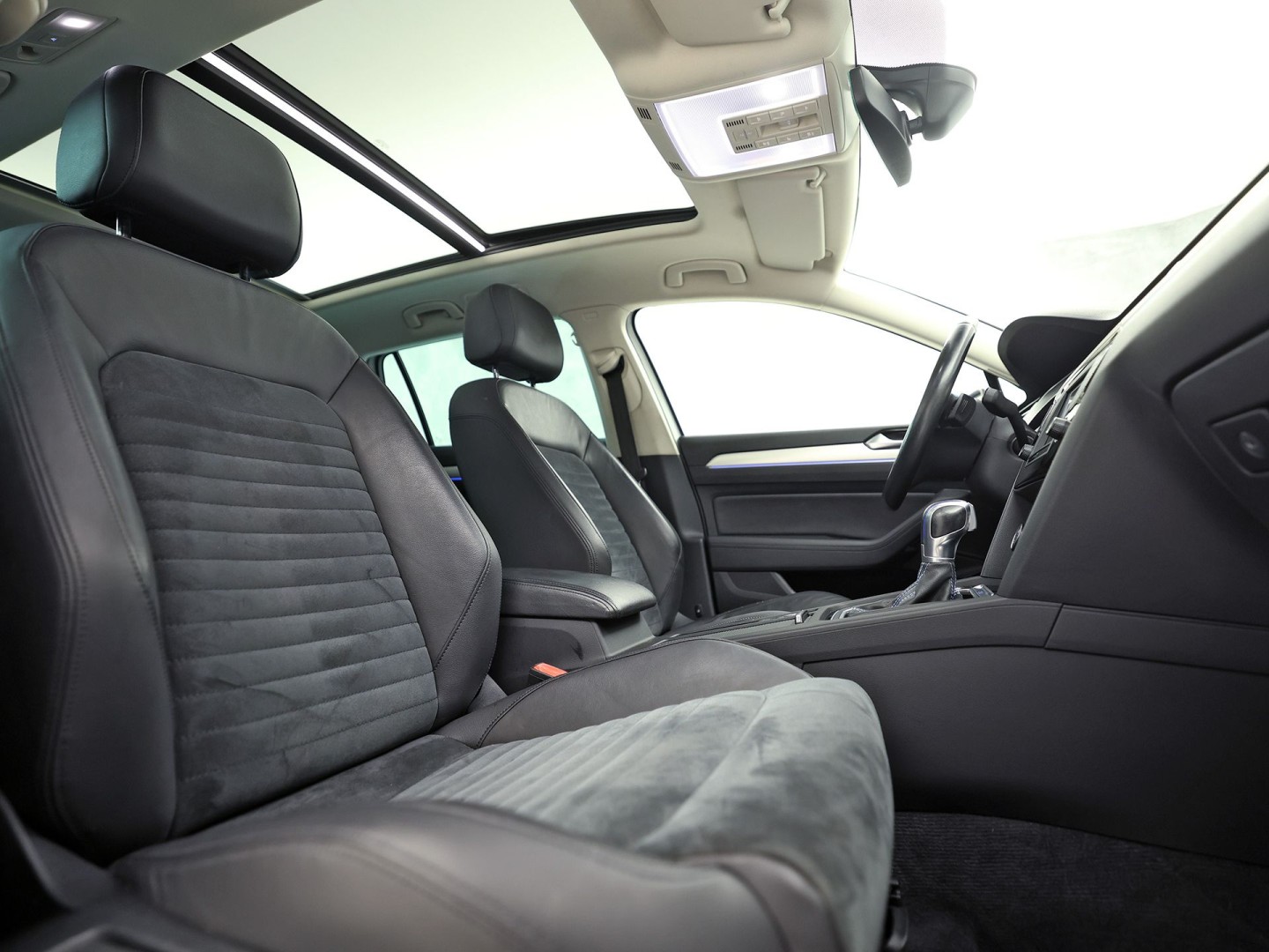 Volkswagen Passat Variant 1.4 TSI GTE HighLine Sport Automaat (PANORAMADAK, APPLE CARPLAY, SOH 77,9%, GROOT NAVI, CAMERA, TREKHAAK, KEYLESS, SPORTSTOELEN, STOELVERWARMING, GETINT GLAS, NIEUWSTAAT)