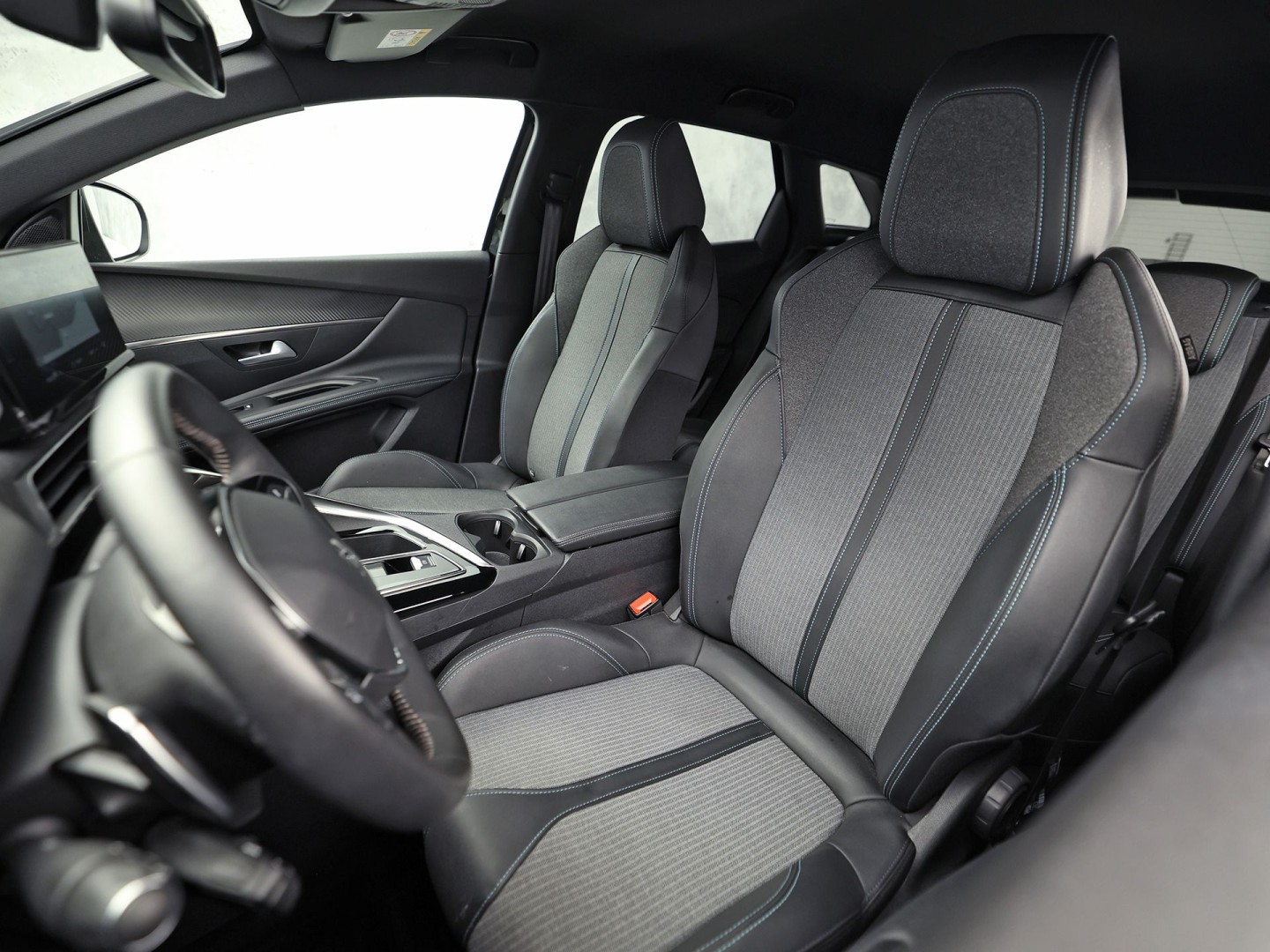 Peugeot 3008 1.6 HYbrid 225 Allure Sport 225Pk Automaat (APPLE CARPLAY, GROOT NAVI, 99% SOH, 360 CAMERA, LEDER, SPORTSTOELEN, ZWART HEMEL, GETINT GLAS, NIEUWSTAAT)