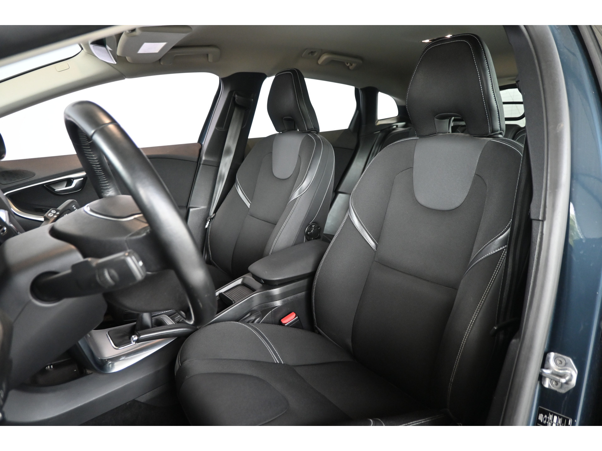 Volvo V40 2.0 T2 Momentum Nap Clima Cruise control Trekhaak Navigatie Stoelverwarming Goed onderhouden! Inruil Mogelijk!